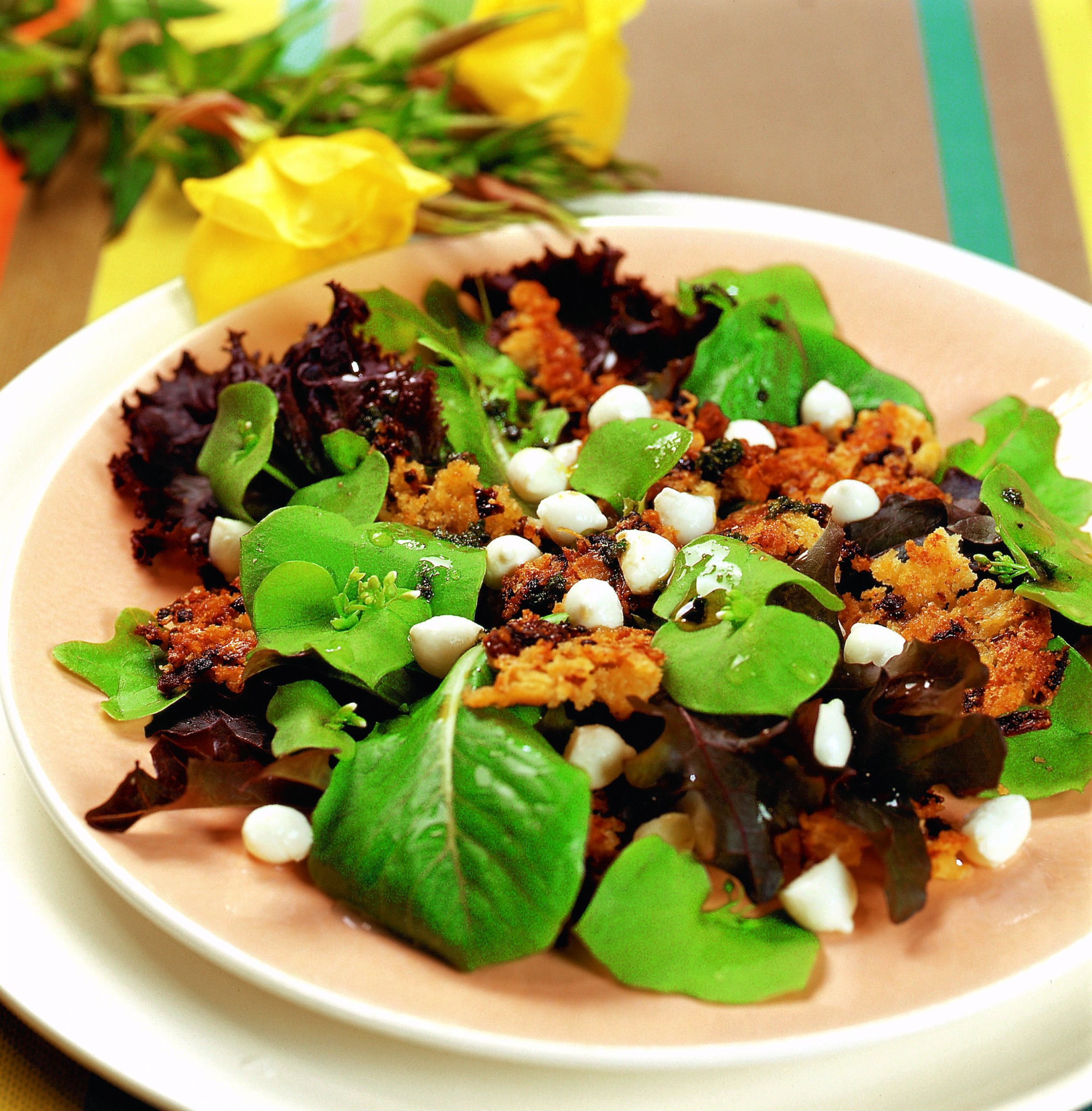 Herbstsalat mit Tomatenkruste