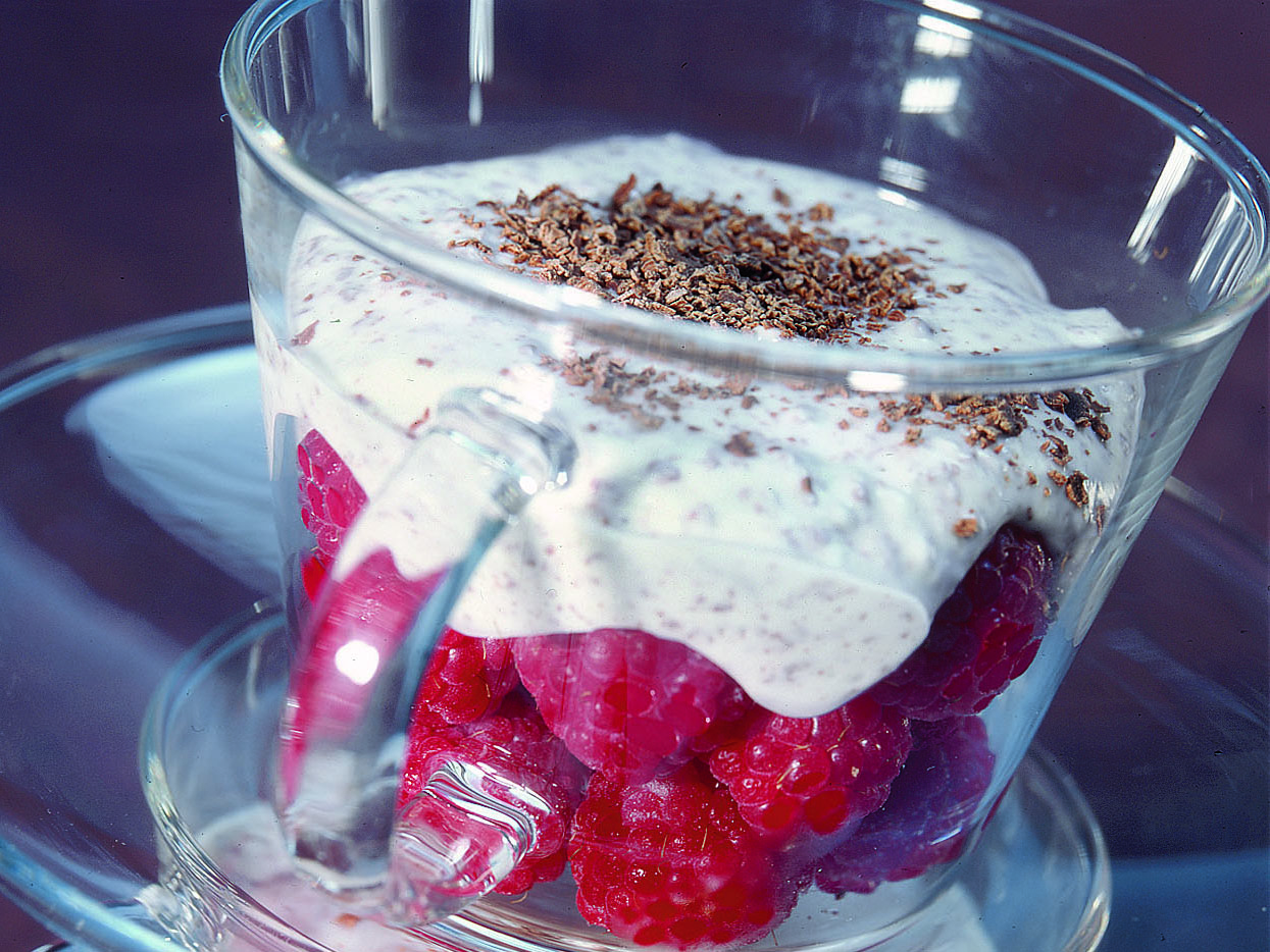 Framboises nappées de crème au chocolat