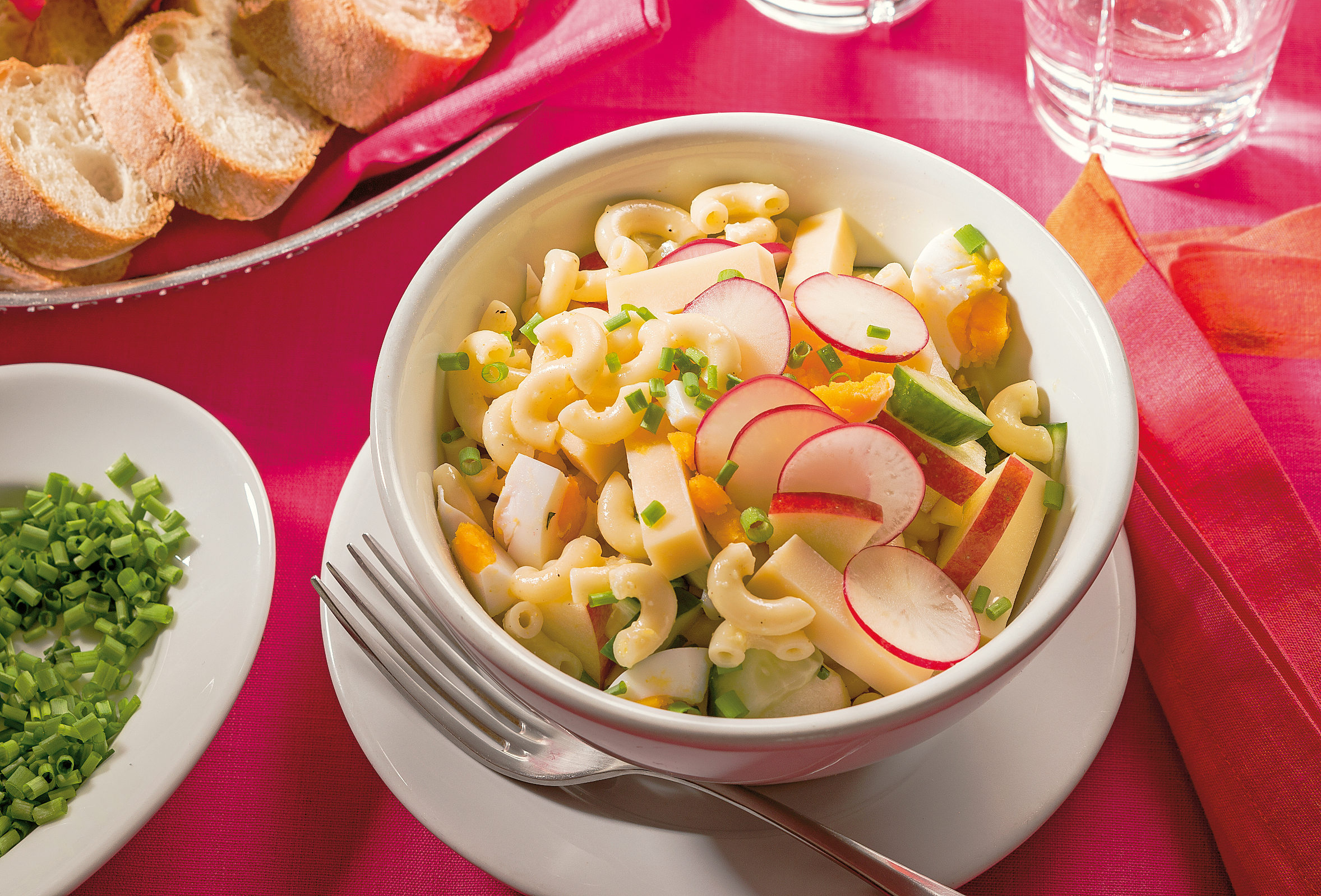 Hörnlisalat mit Radieschen und Apfel