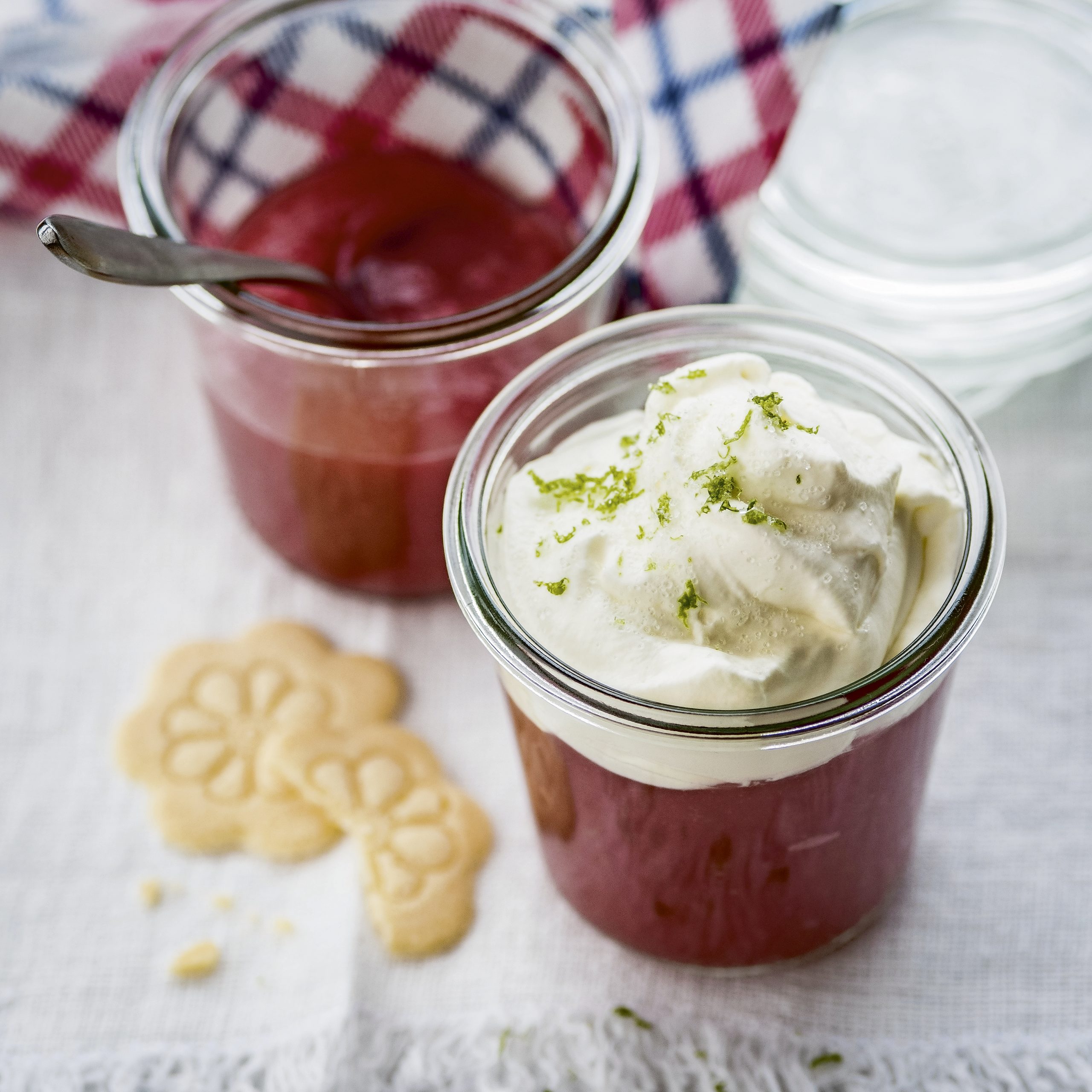 Compote de pommes au sureau et syllabub au citron vert