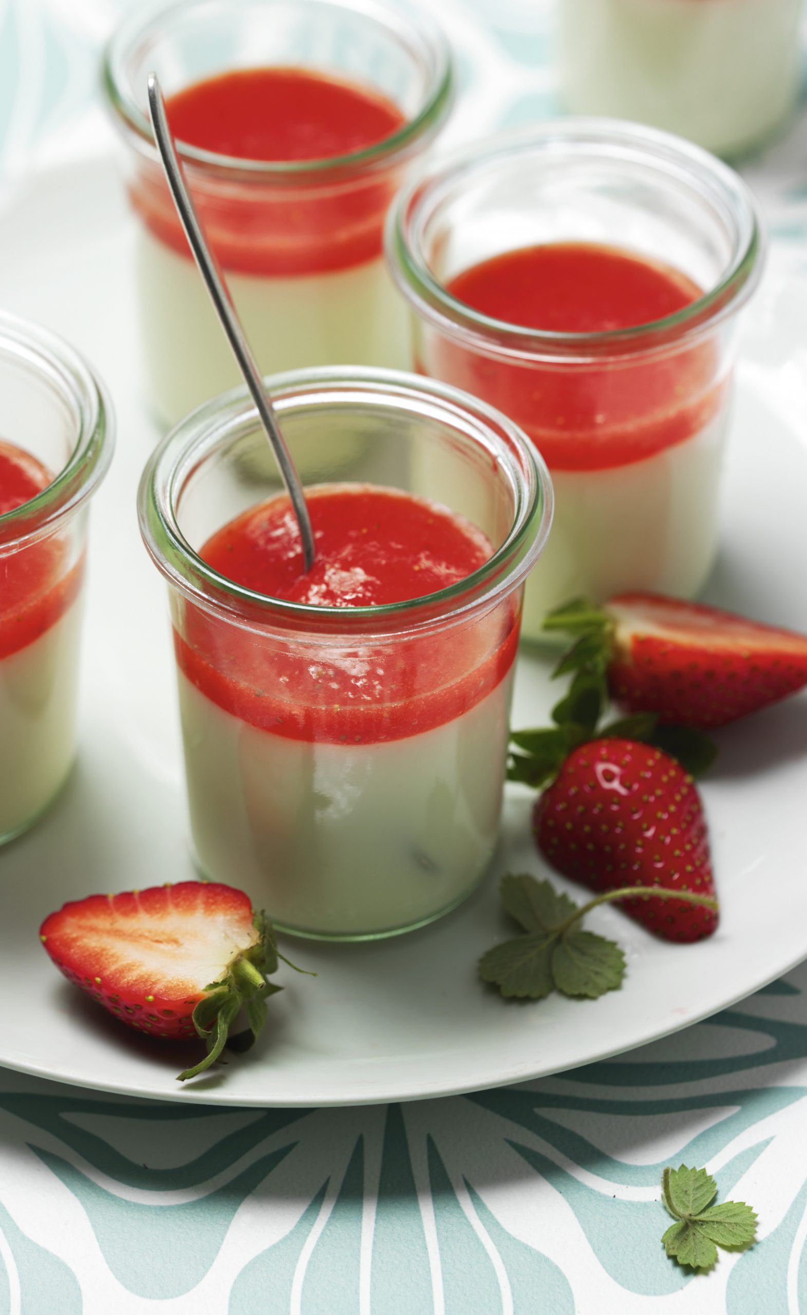 Holunderblüten-Mousse mit Erdbeersauce