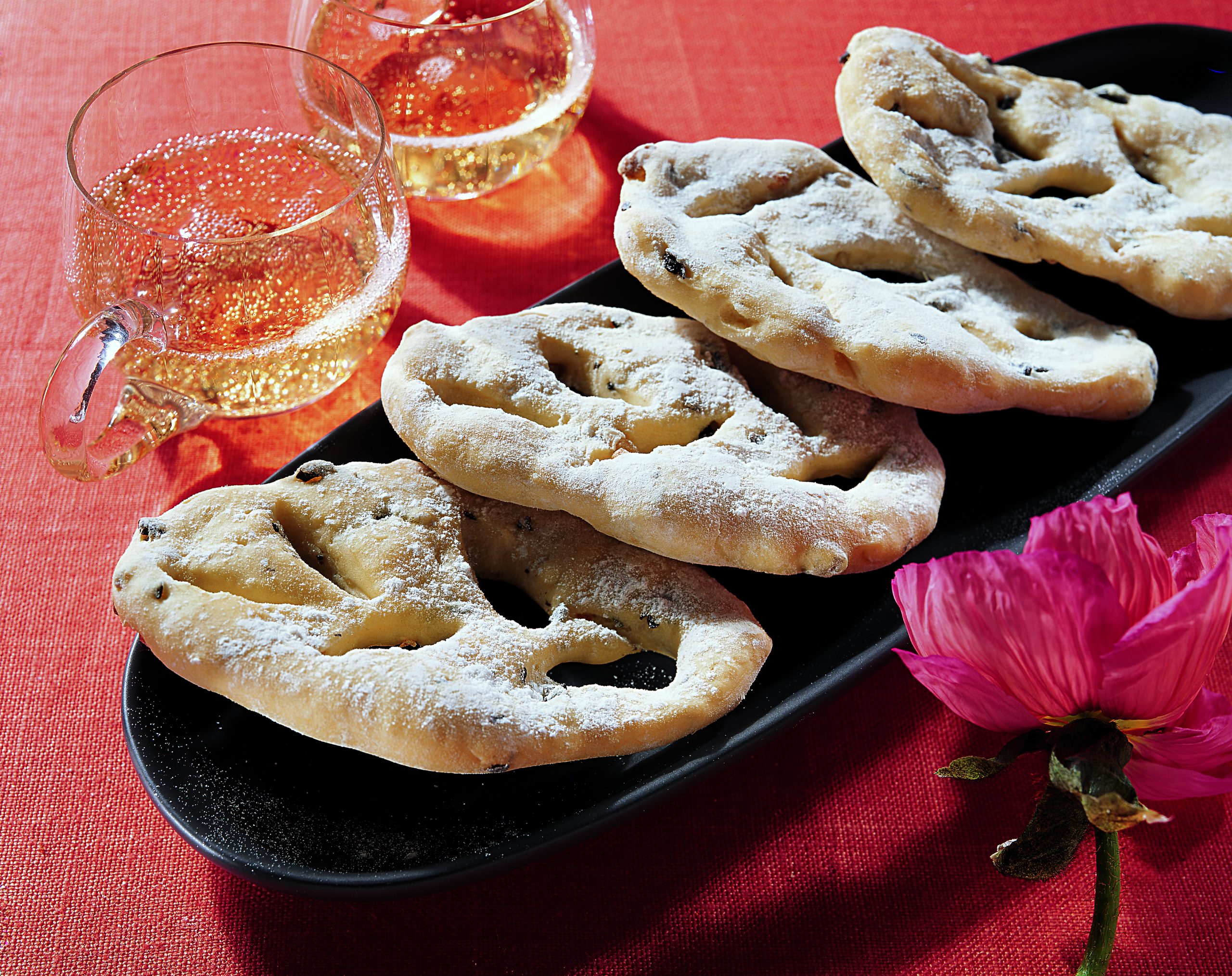 Holunderbowle mit Oliven-Fougasse