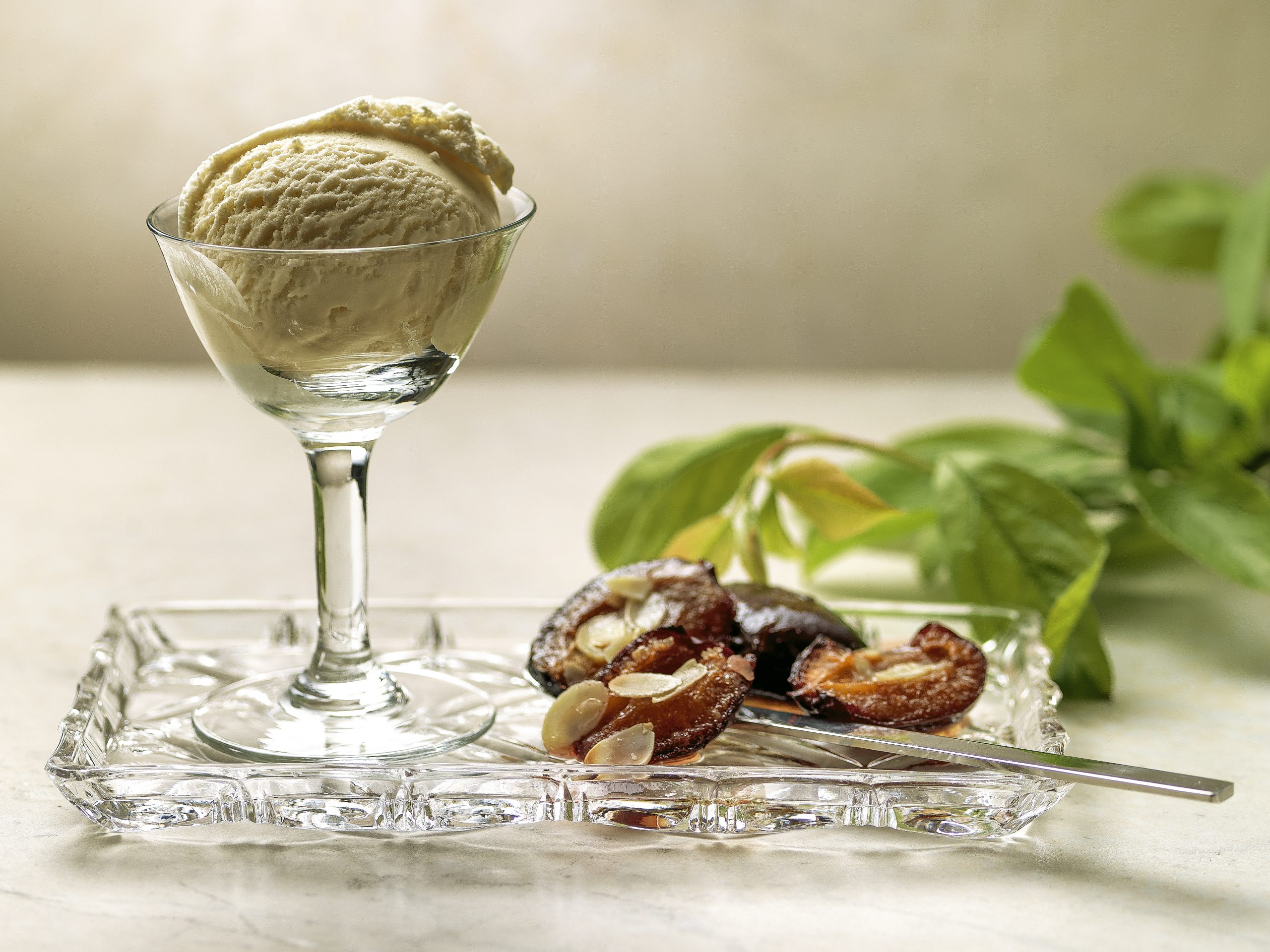 Glace au miel et pruneaux caramélisés