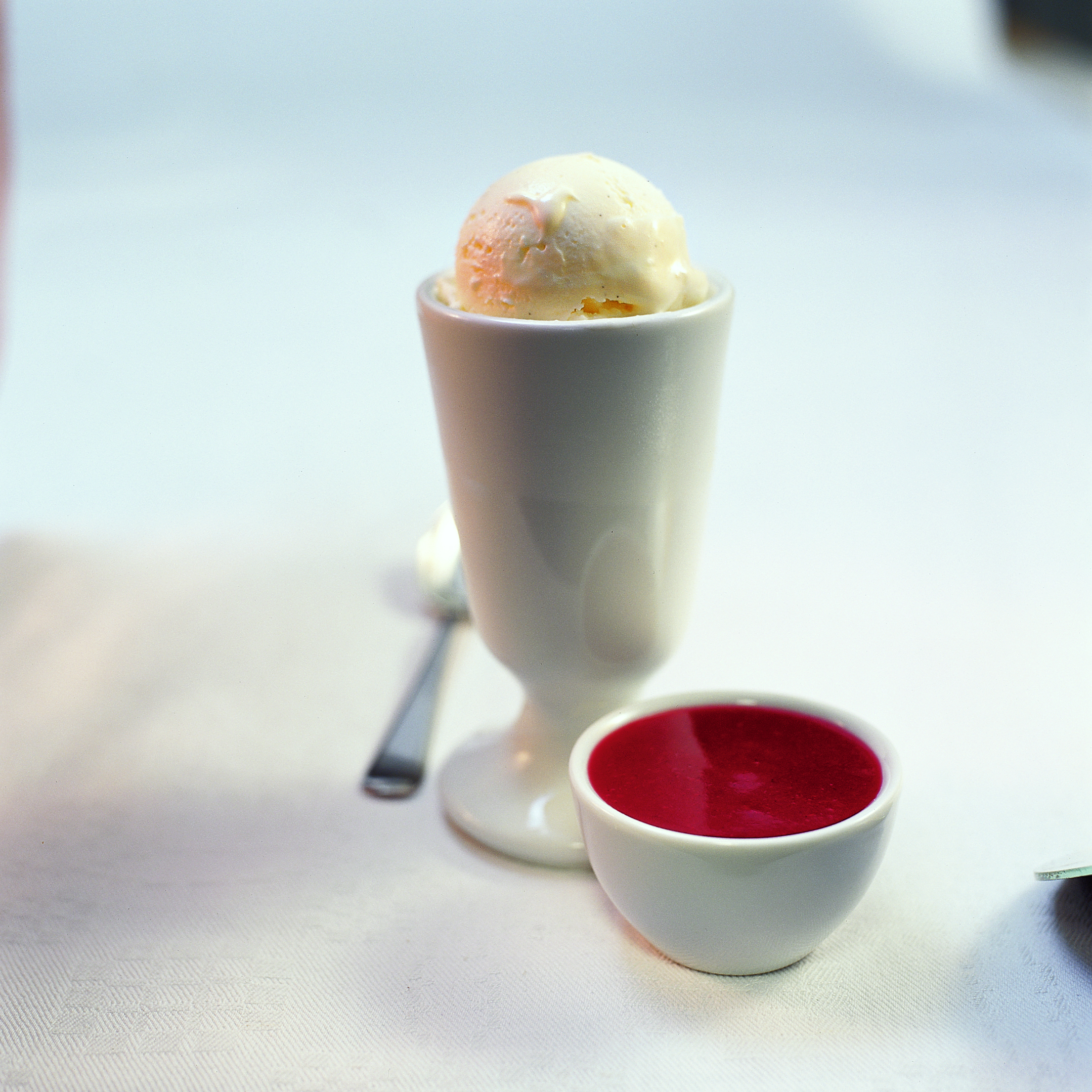 Honig-Quarkglace mit Johannisbeersaft