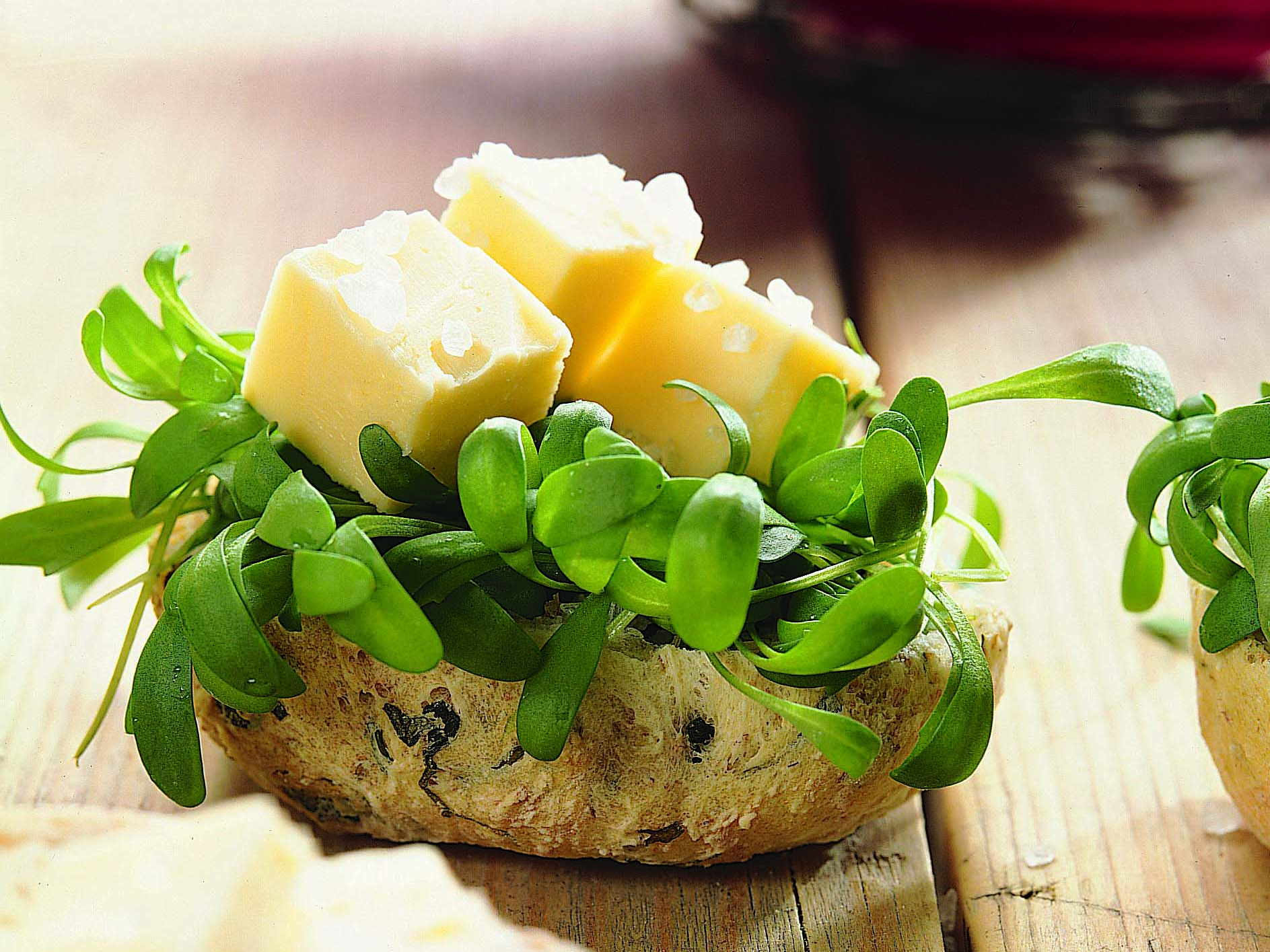 Hüttenkäse-Brötchen mit Meersalz-Butter und Kresse