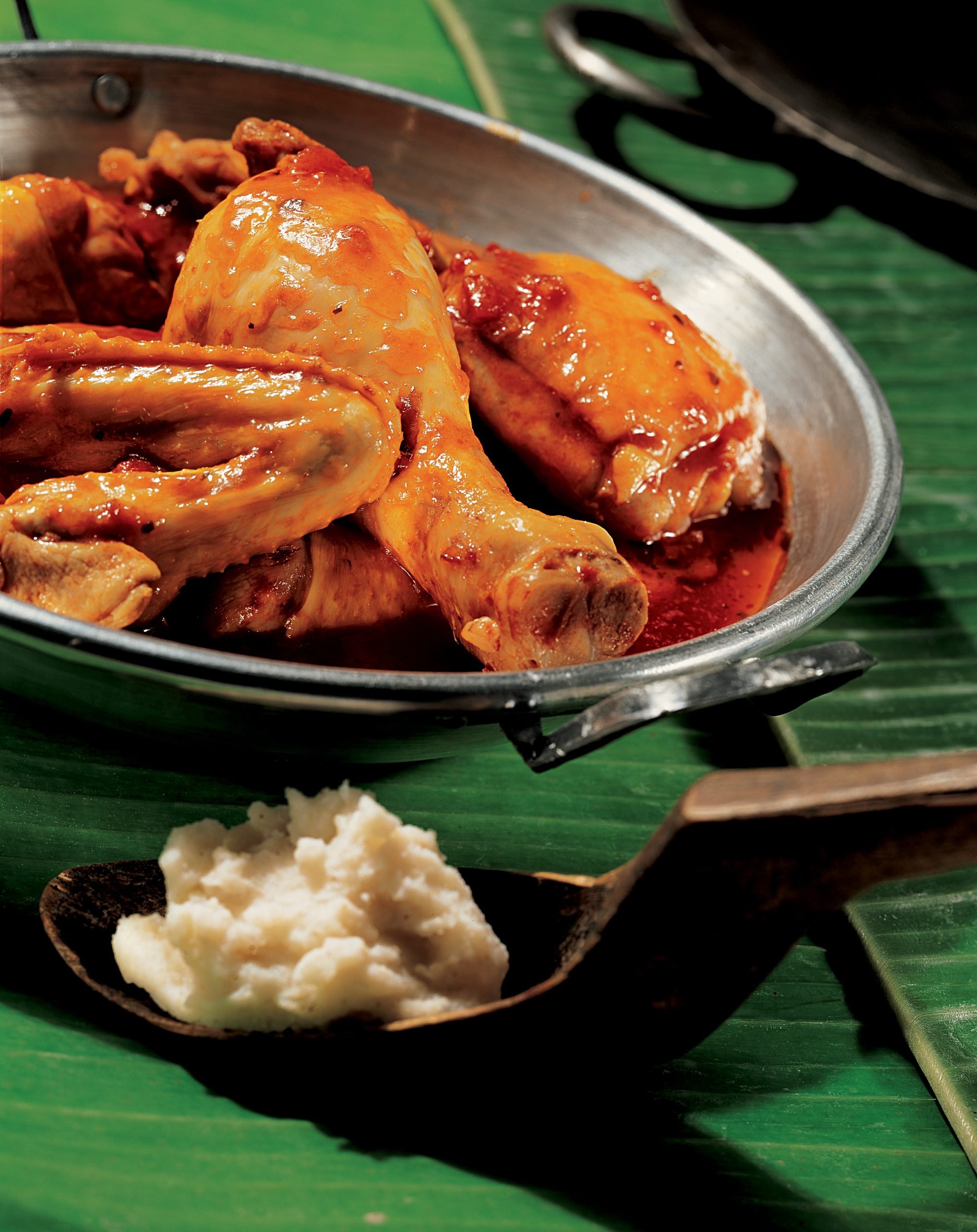 Huku Stew mit Sadza (Poulet in Sauce mit weissem Mais)