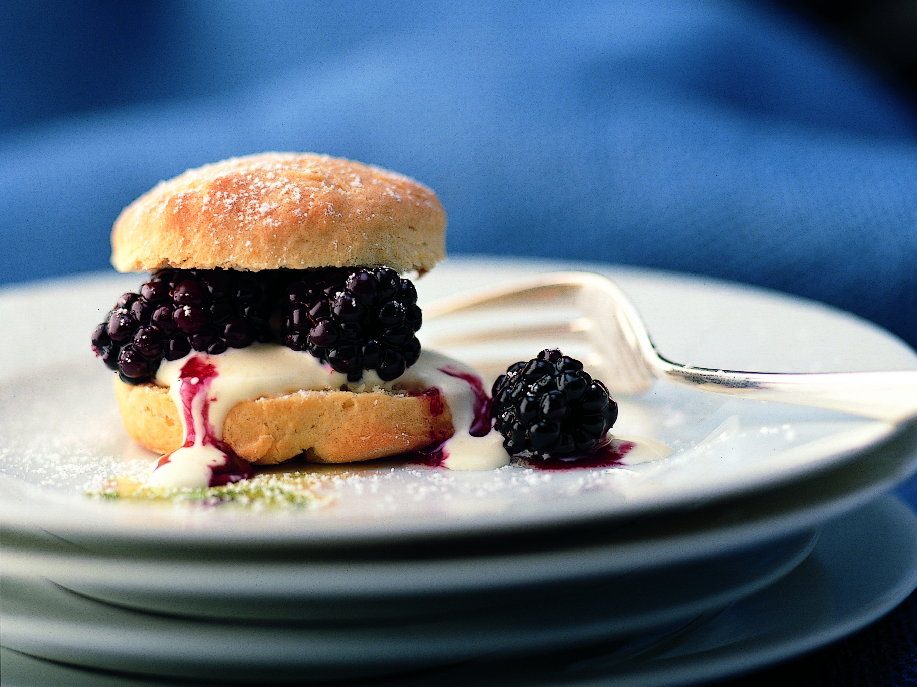 Joghurt-Apfel-Scones mit Rahm und Brombeeren
