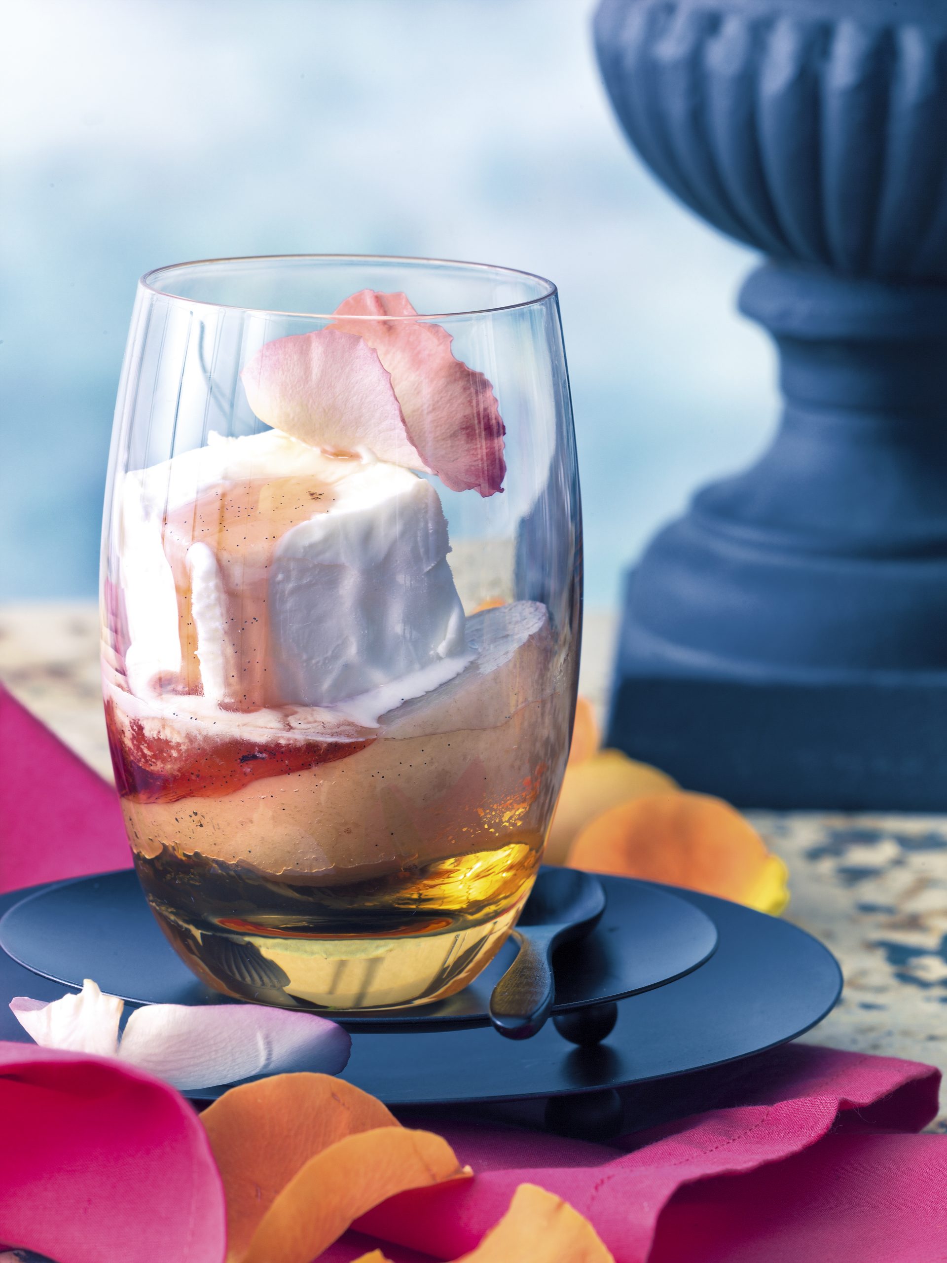 Parfait au yogourt et à la rose sur pêche au vin