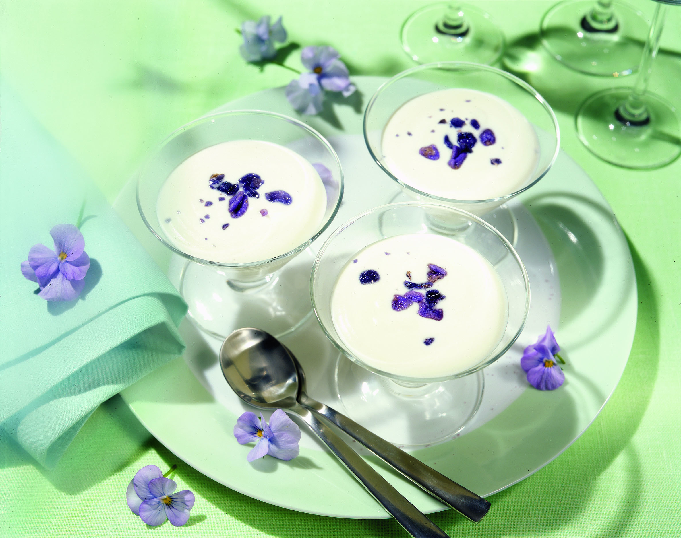 Crème au yogourt garnie de violettes au sucre