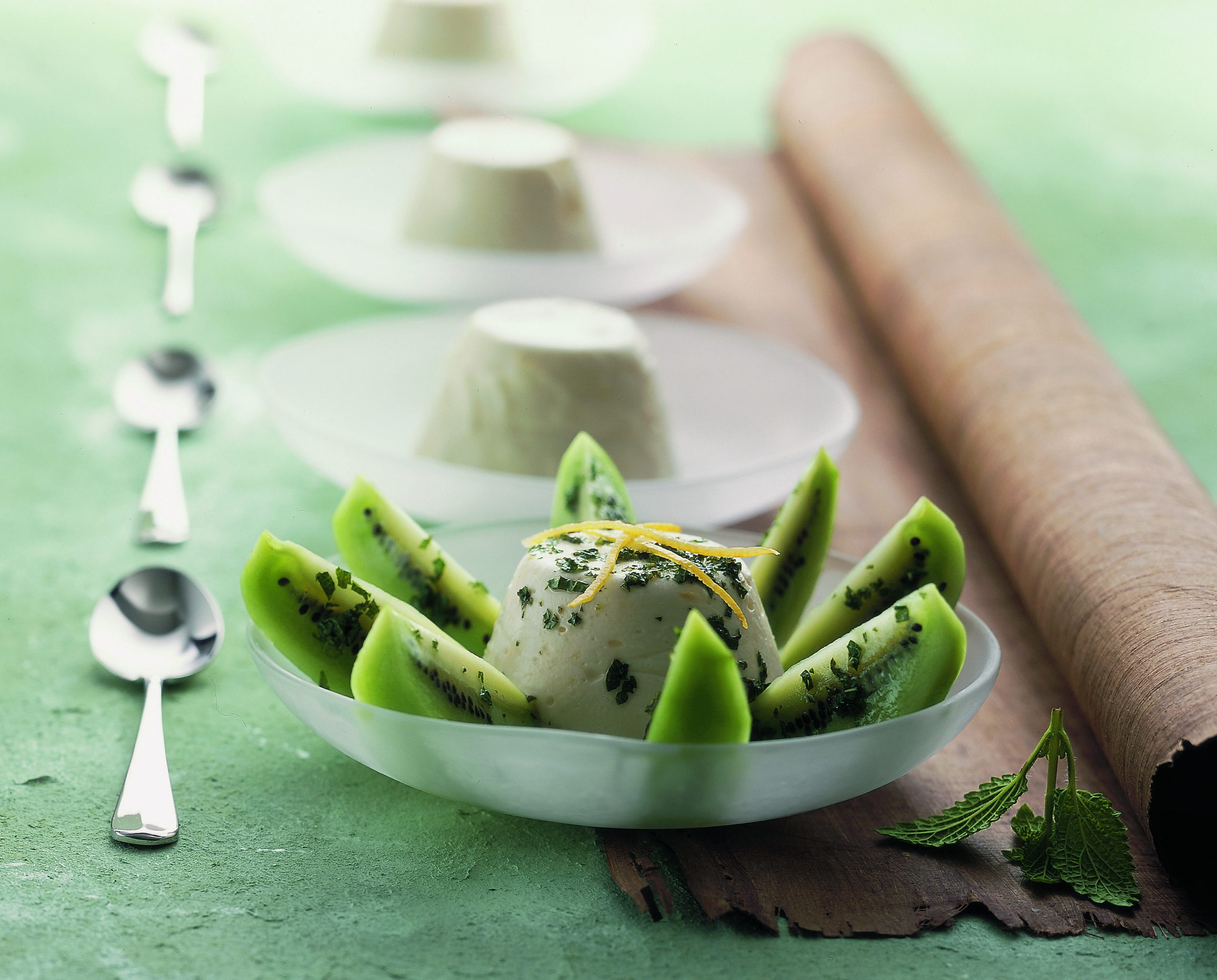 Joghurtköpfchen auf Kiwi-Rosette