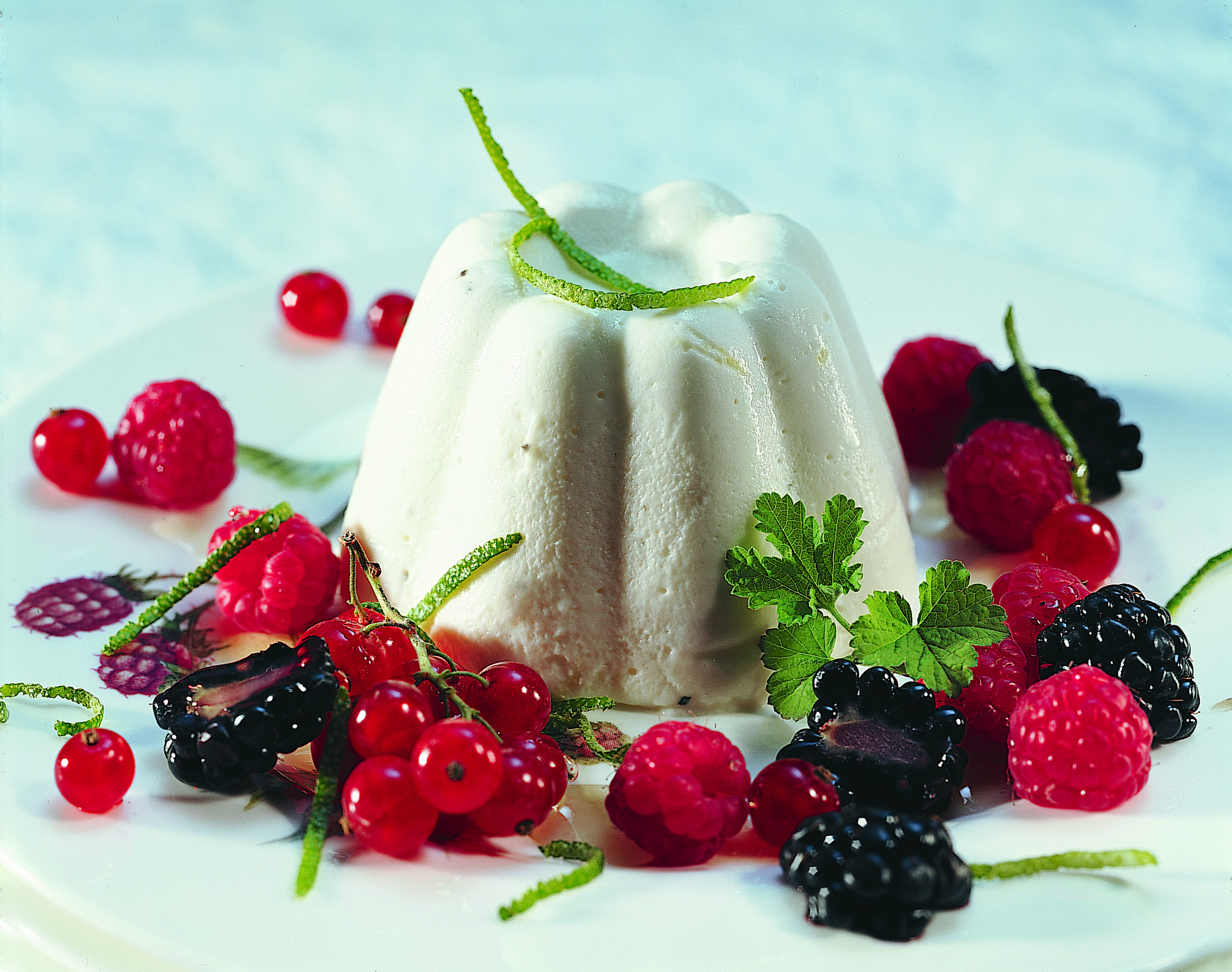 Timbales de yogourt et leur compote de fruits