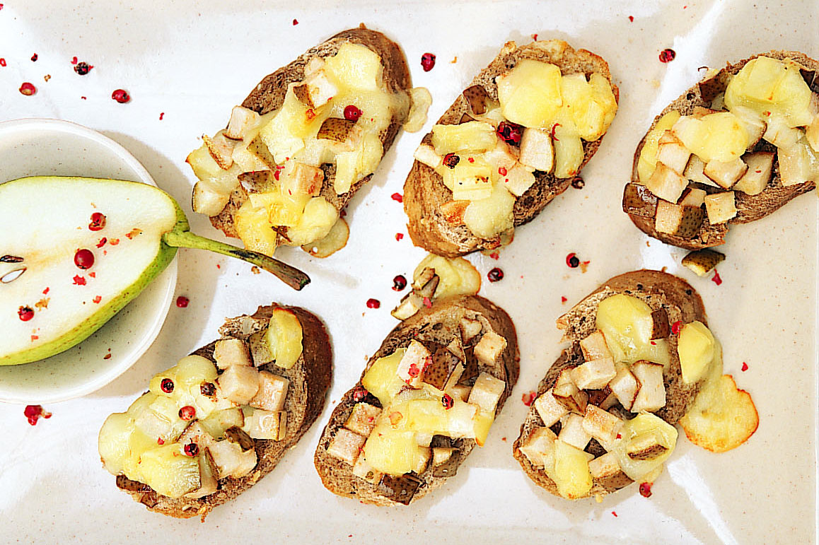 Käse-Crostini mit Birnen