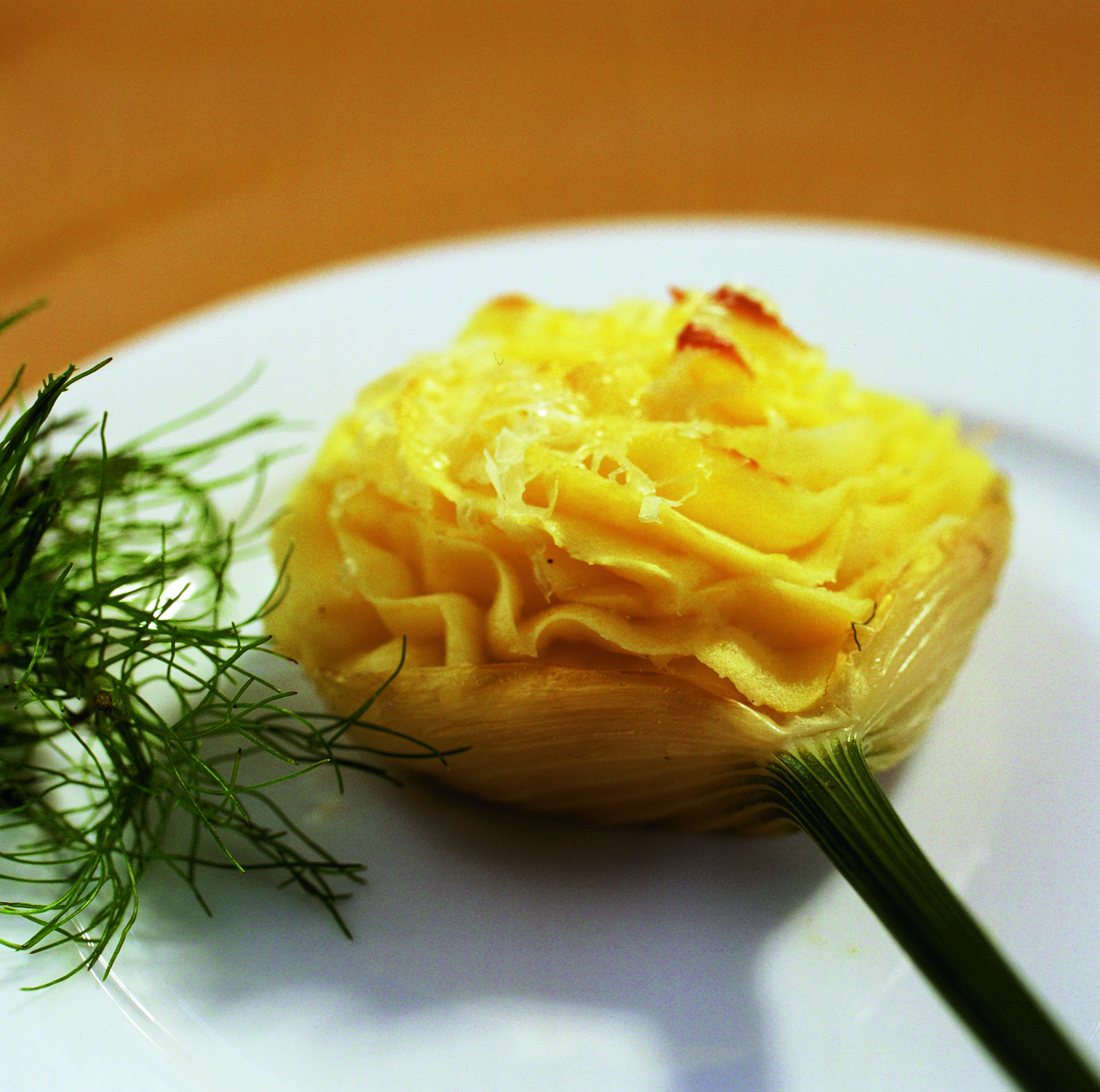 Käse-Kartoffelstock in Fenchelschalen