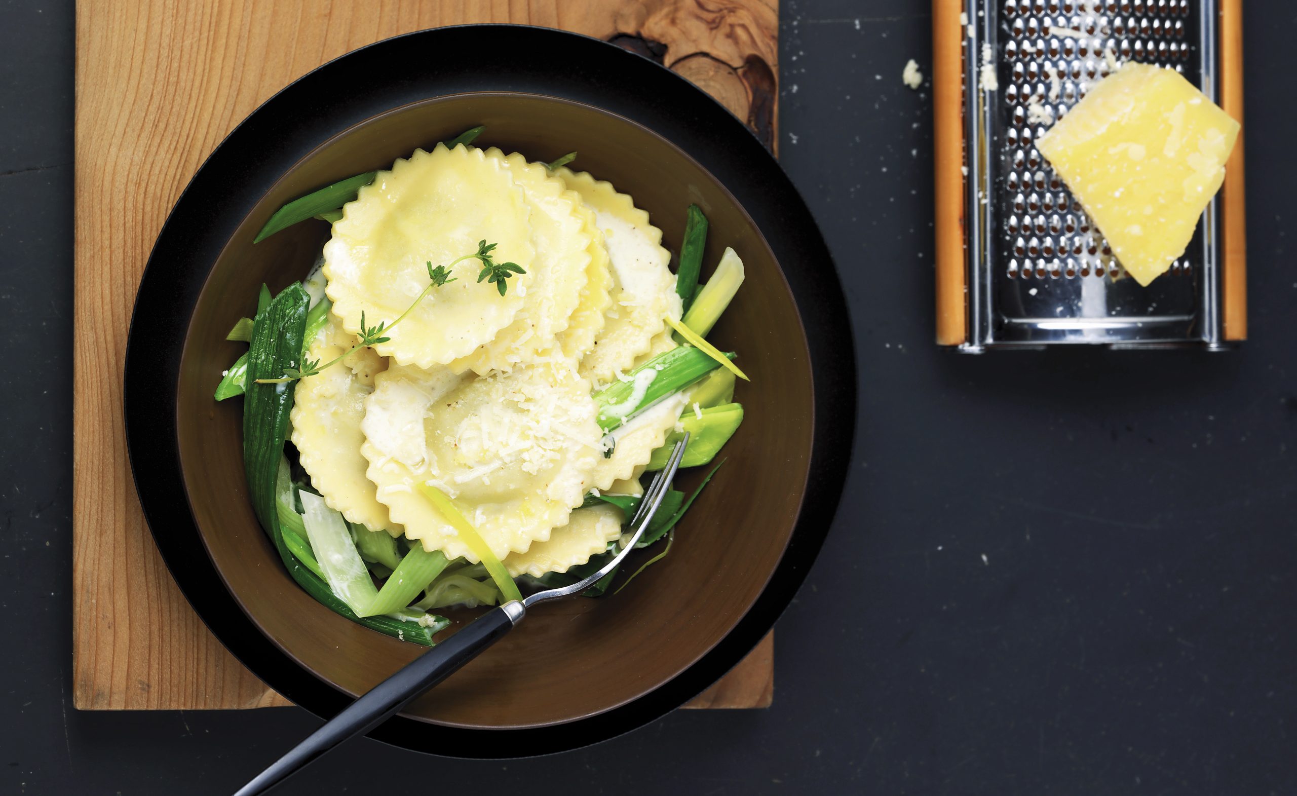 Ravioli à la courge et au fromage et poireaux à la crème
