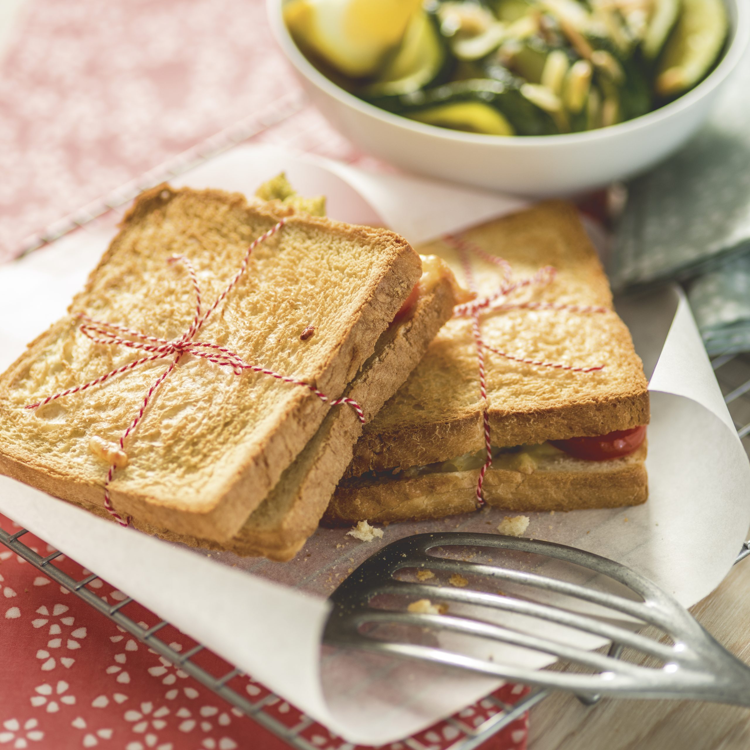 Käse-Päckchen mit Zucchini-Mandel-Salat