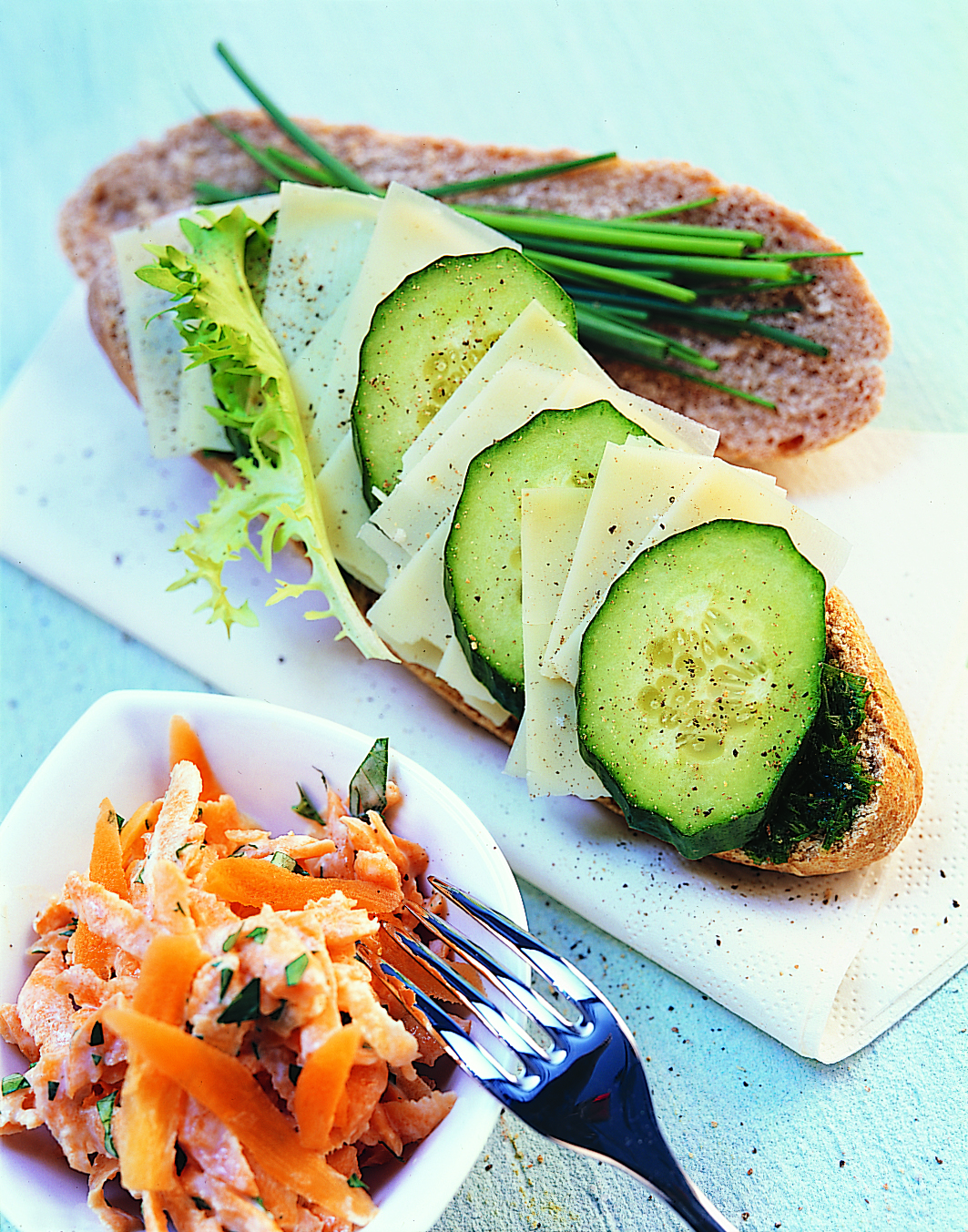 Sandwiches fromage et ciboulette avec salade de carottes