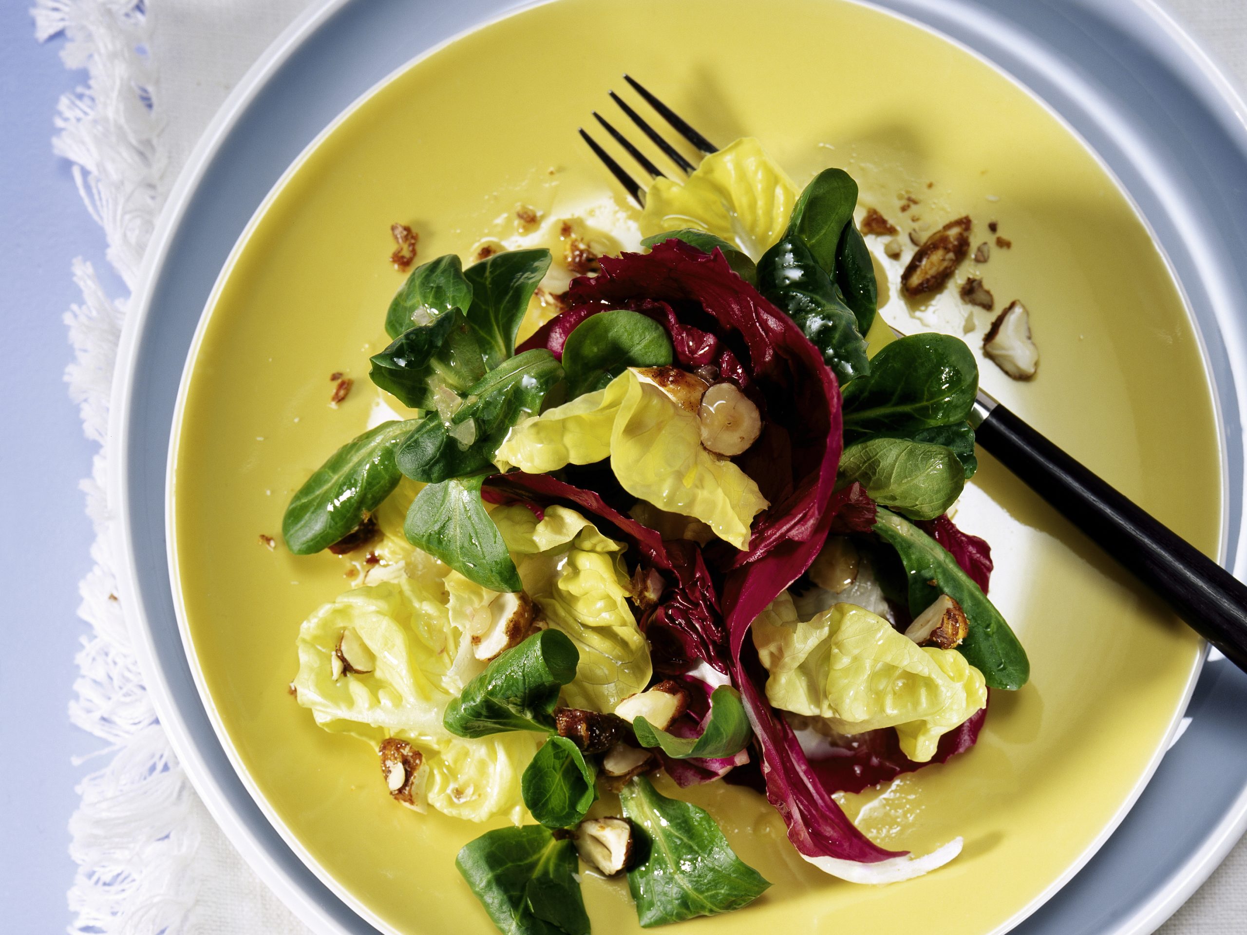 Käsenüsse auf Blattsalat