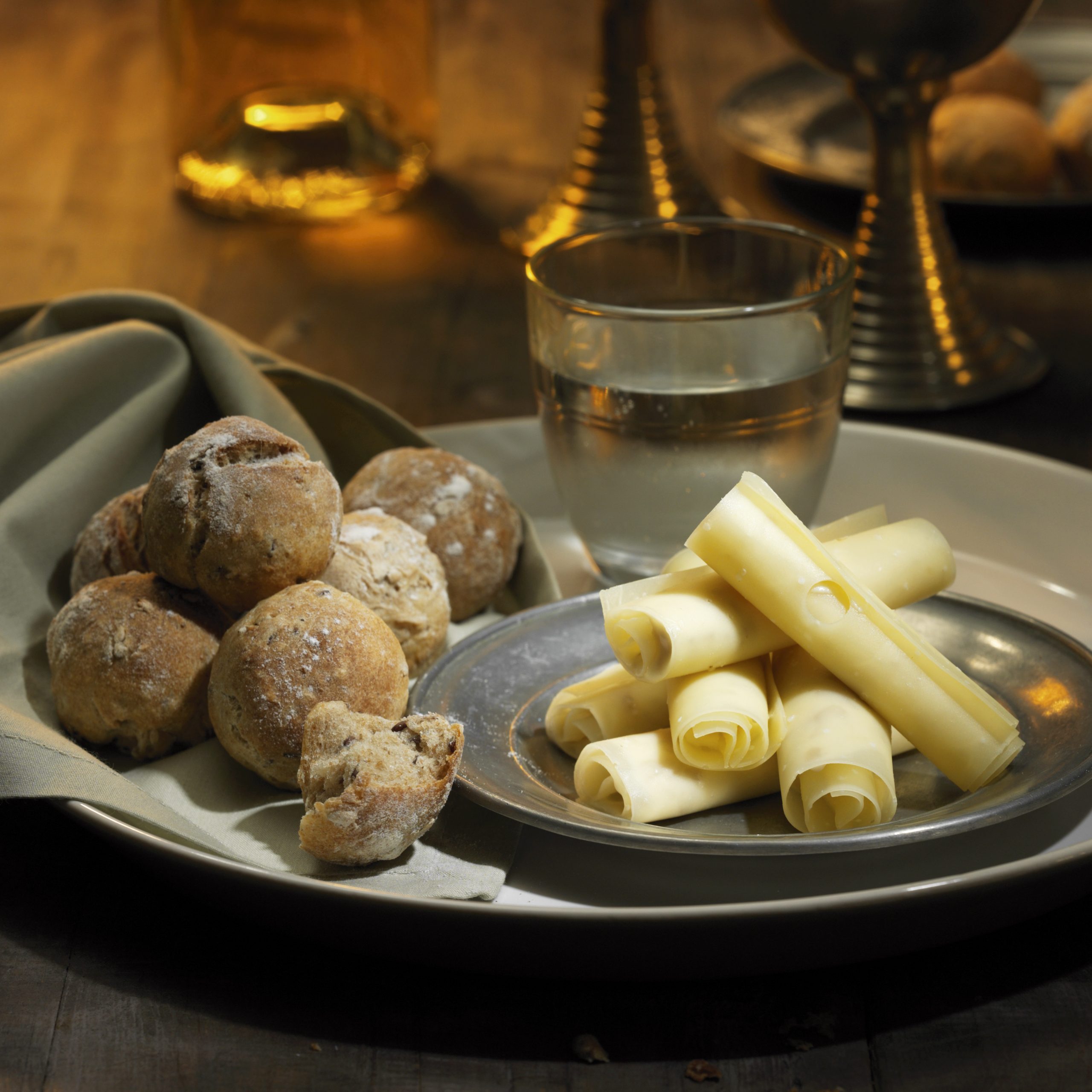 Rouleaux de fromage farcis à la crème de coing et petits pains aux céréales
