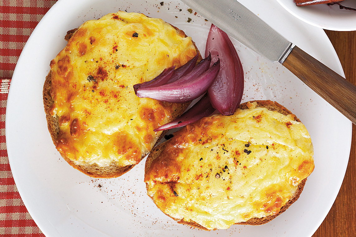 Croûtes au fromage et oignons aux épices
