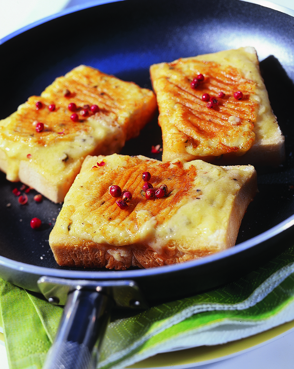 Croûtes au fromage au poivre rose