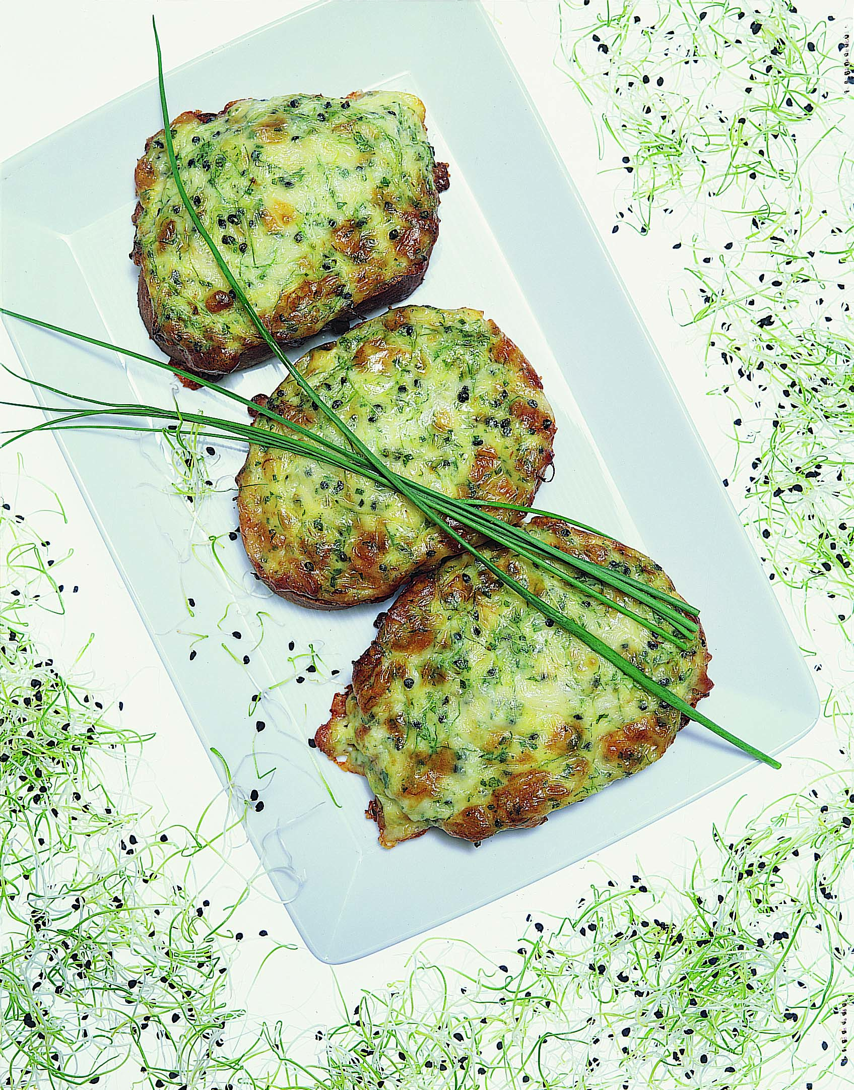 Käseschnitten mit Zwiebelsprossen