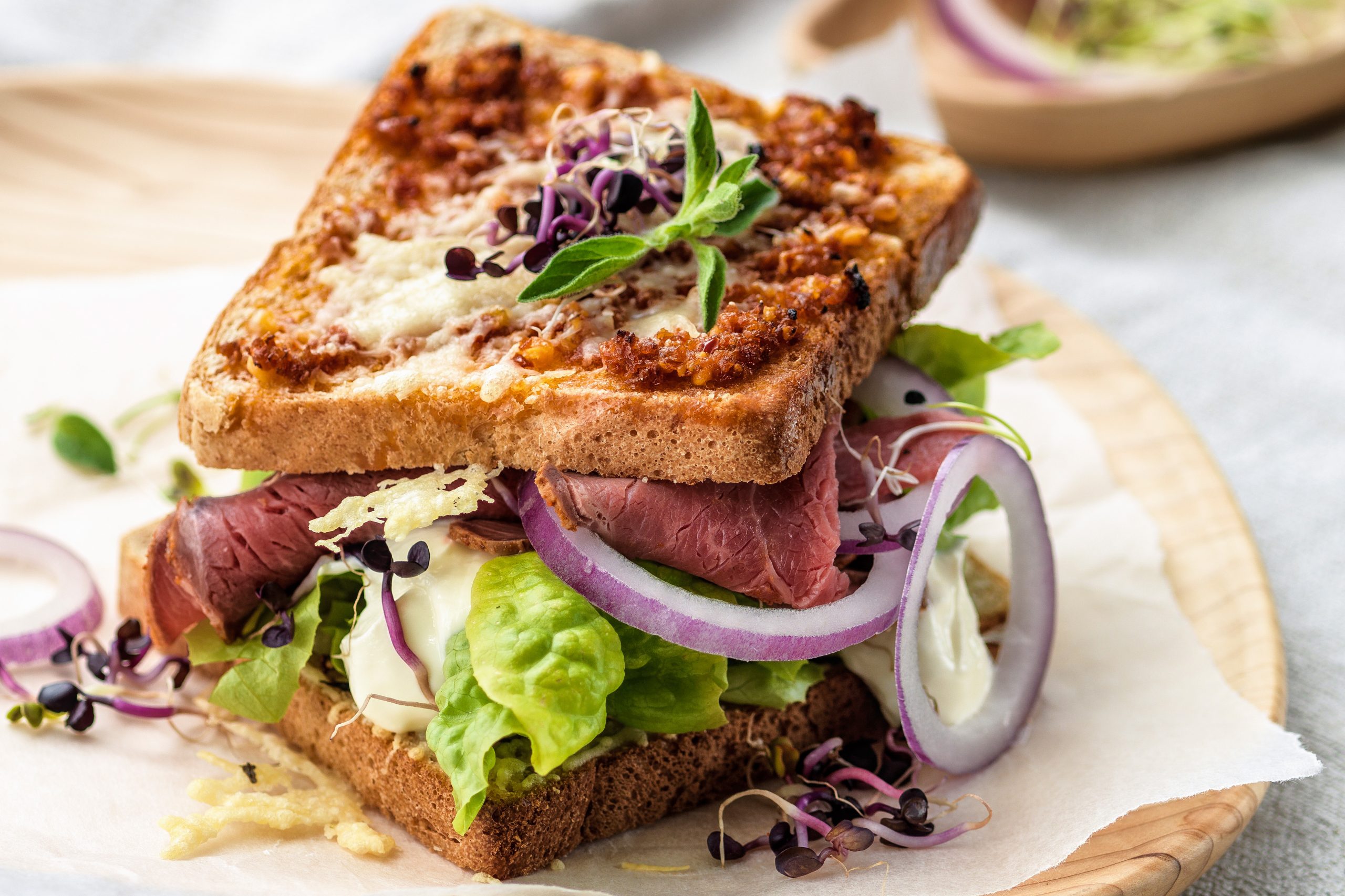 Käsetoast-Pesto-Sandwich mit Roastbeef