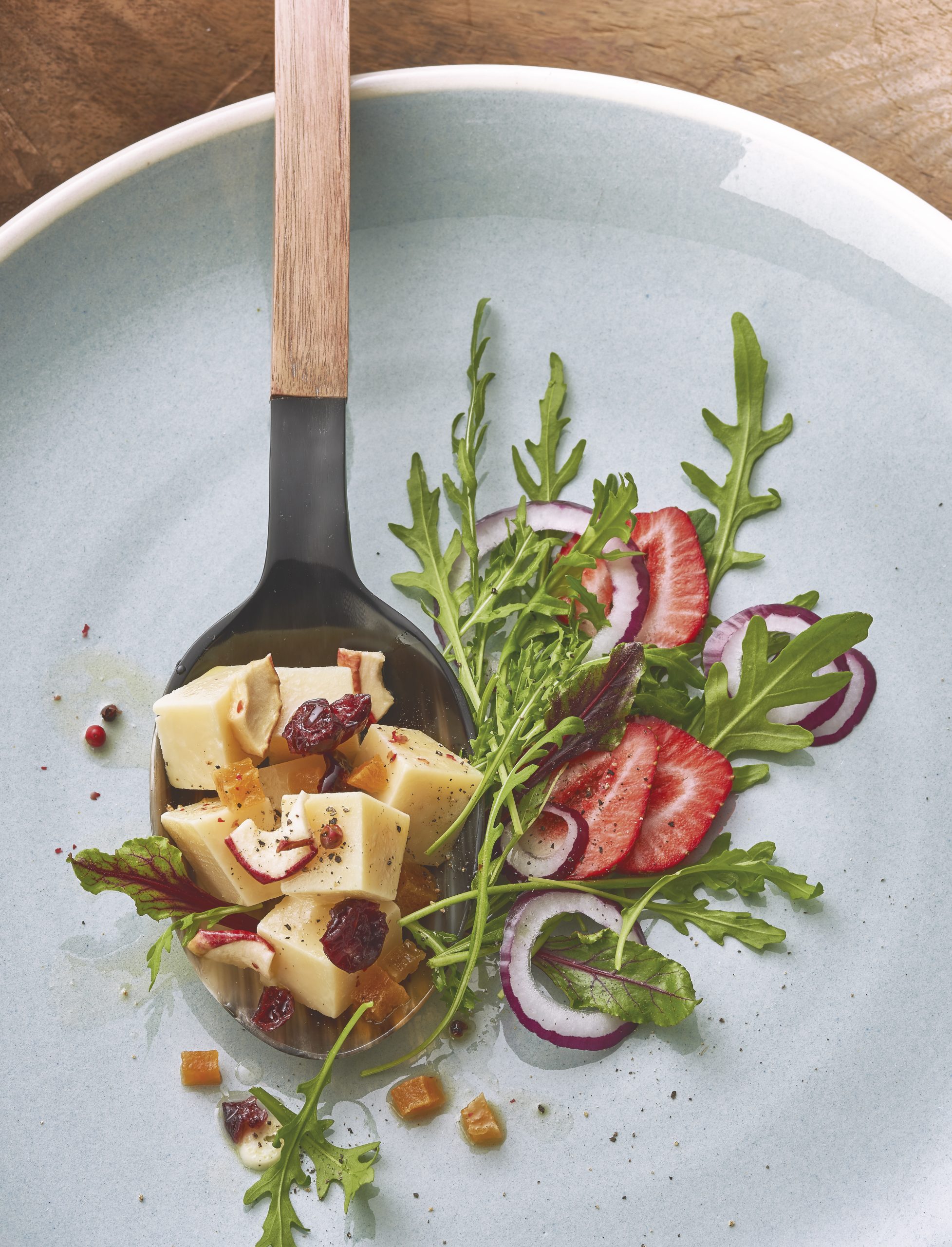 Dés de fromage, marinade fruitée et relevée