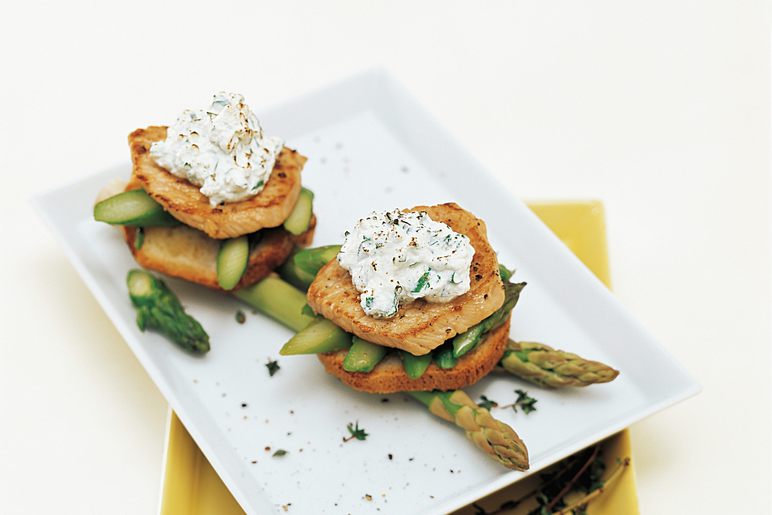 Toasts au veau et aux asperges