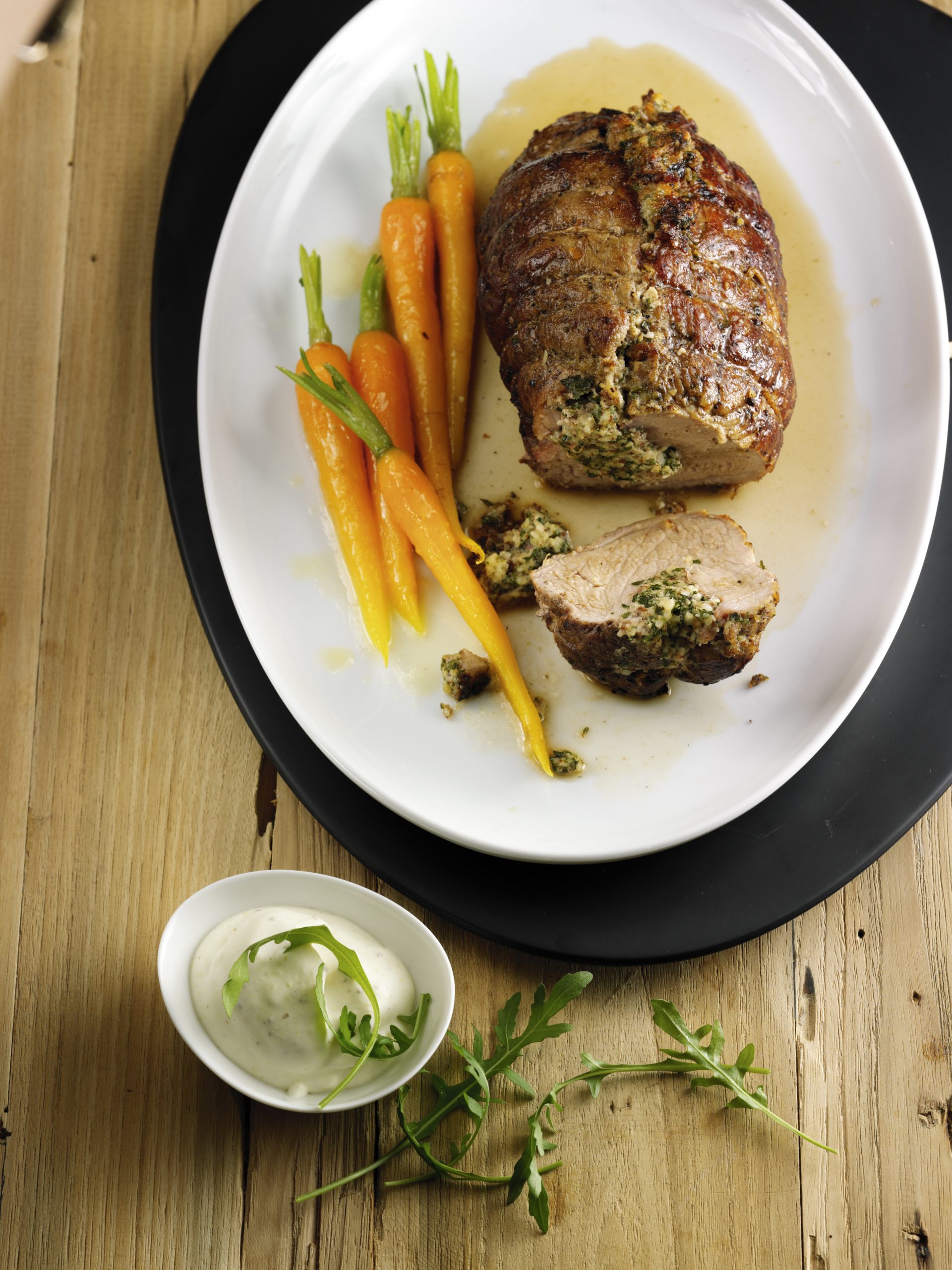 Rôti de veau à la roquette et aux amandes