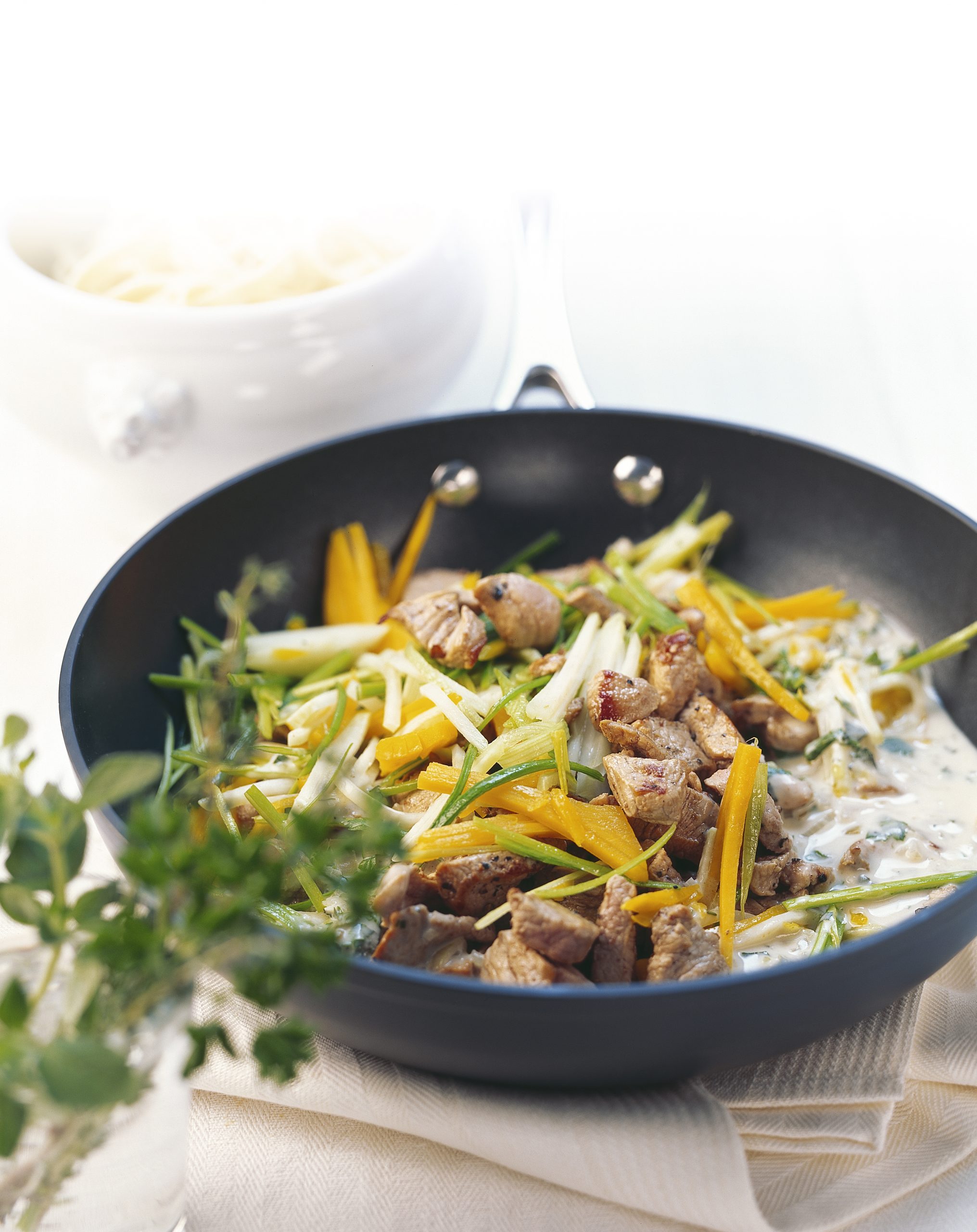 Kalbsgeschnetzeltes an Gemüse-Kräuter-Sauce