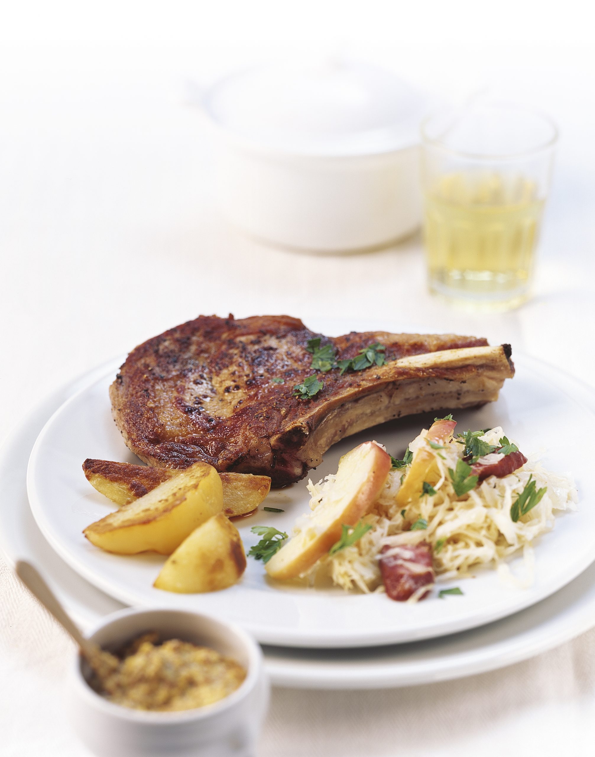 Côtelettes de veau et choucroute garnie
