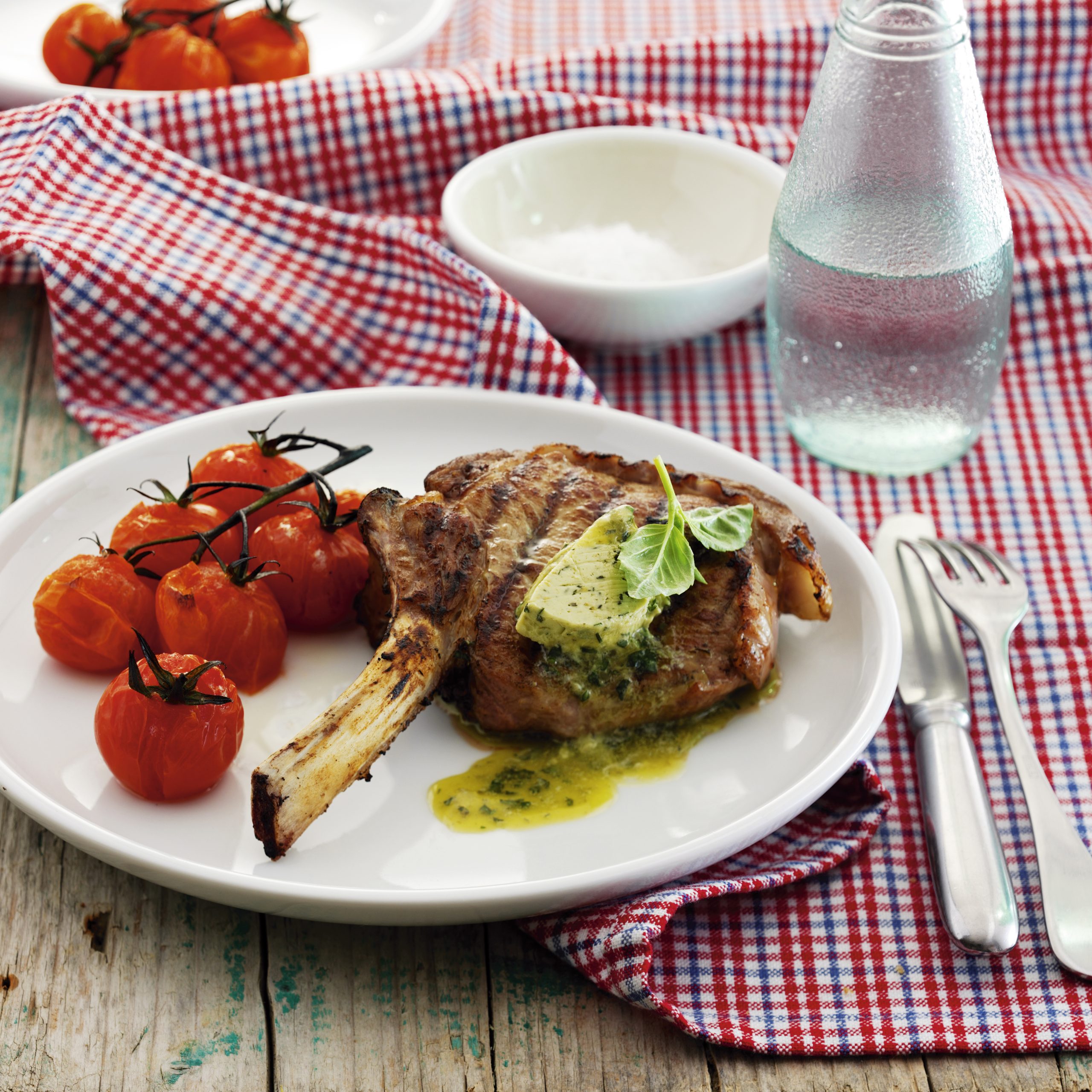 Kalbskoteletts mit grillierten Cherrytomaten und Basilikumbutter
