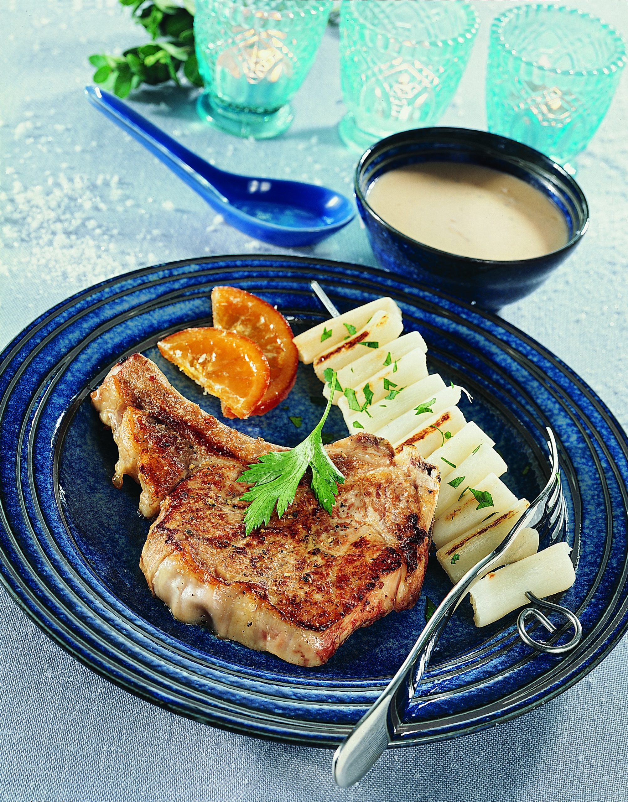 Côtelettes de veau sauce à l'orange et brochettes de salsifis