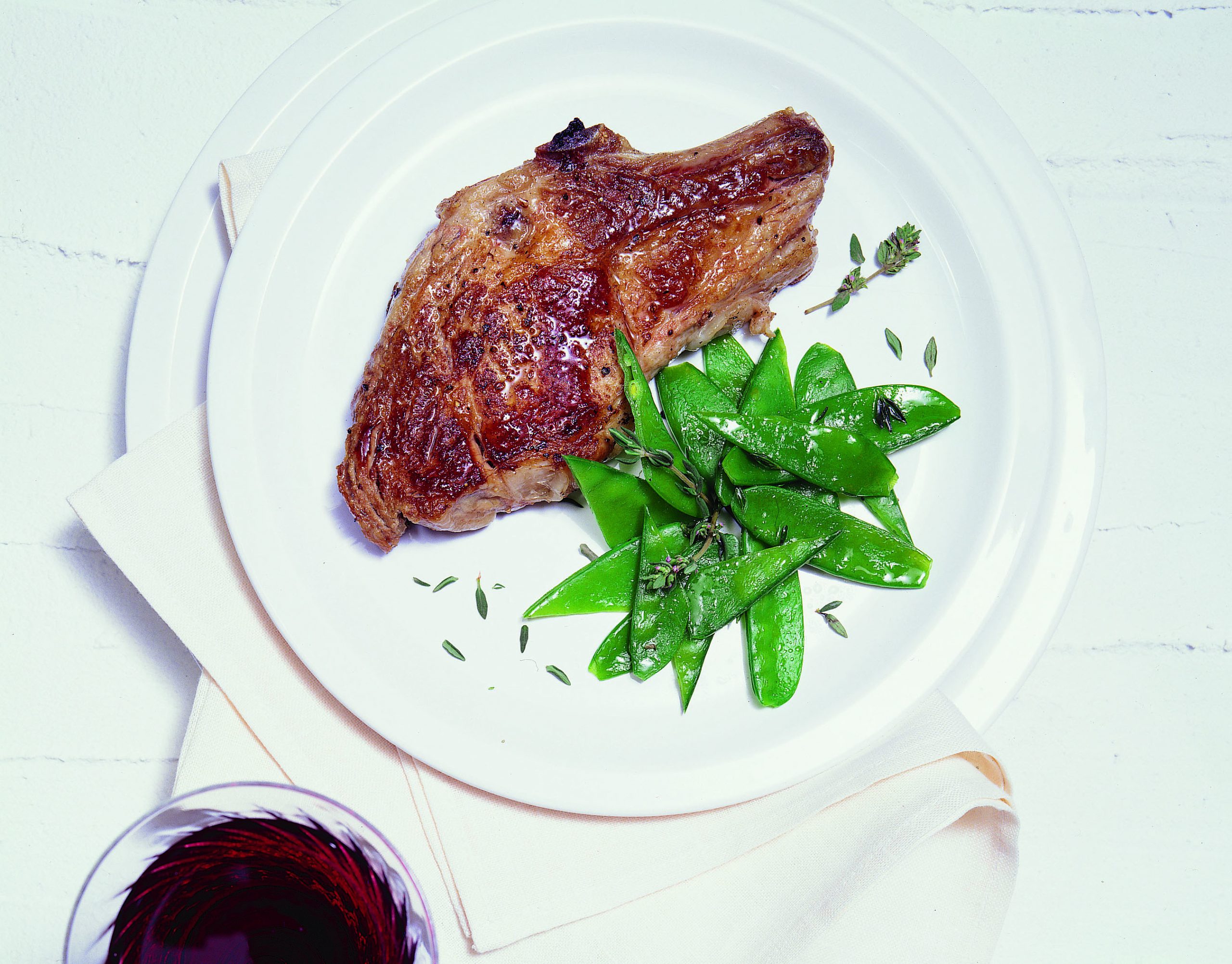 Côtelettes de veau accompagnées de mange-tout au thym