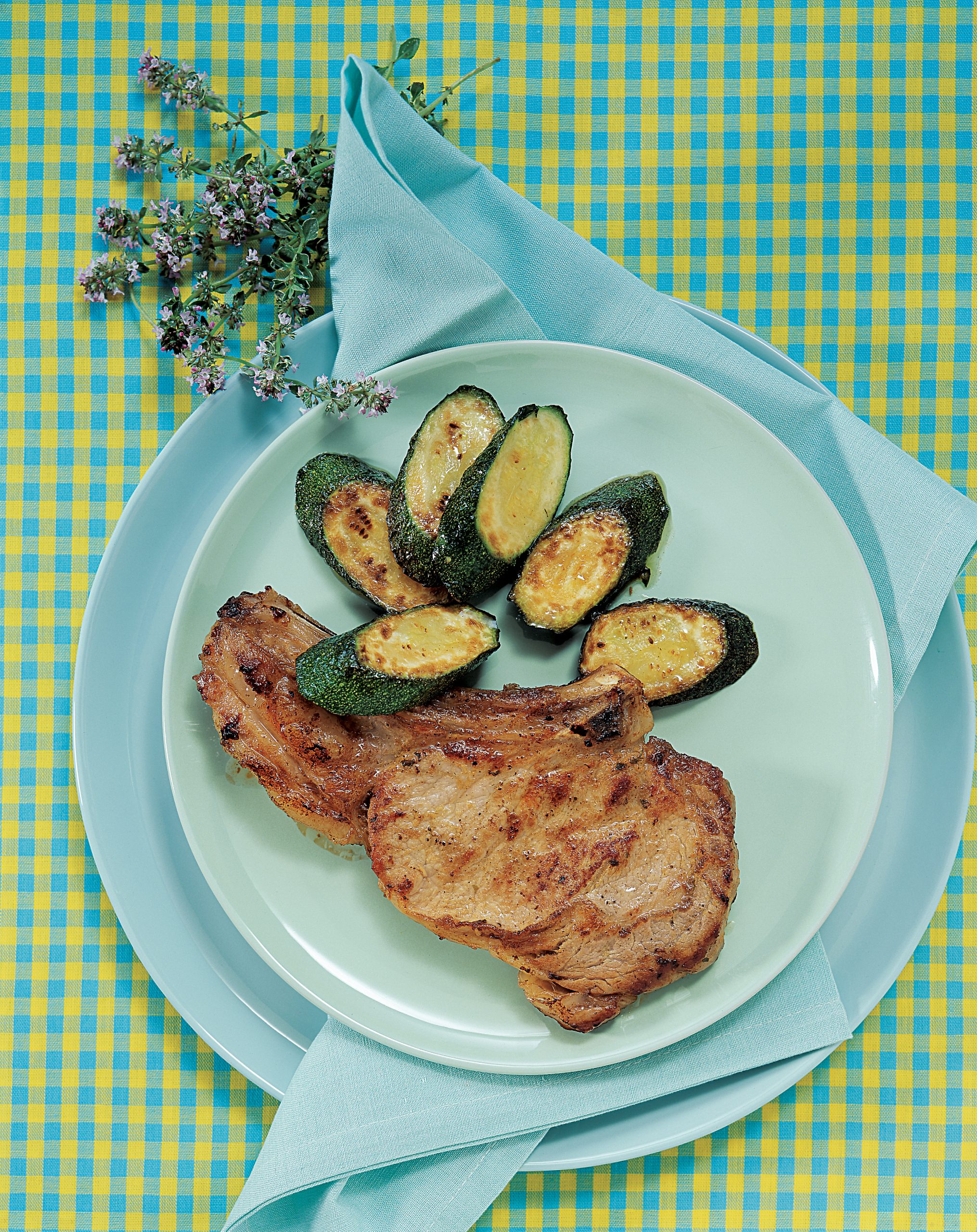 Kalbskoteletts mit Zucchinisalat