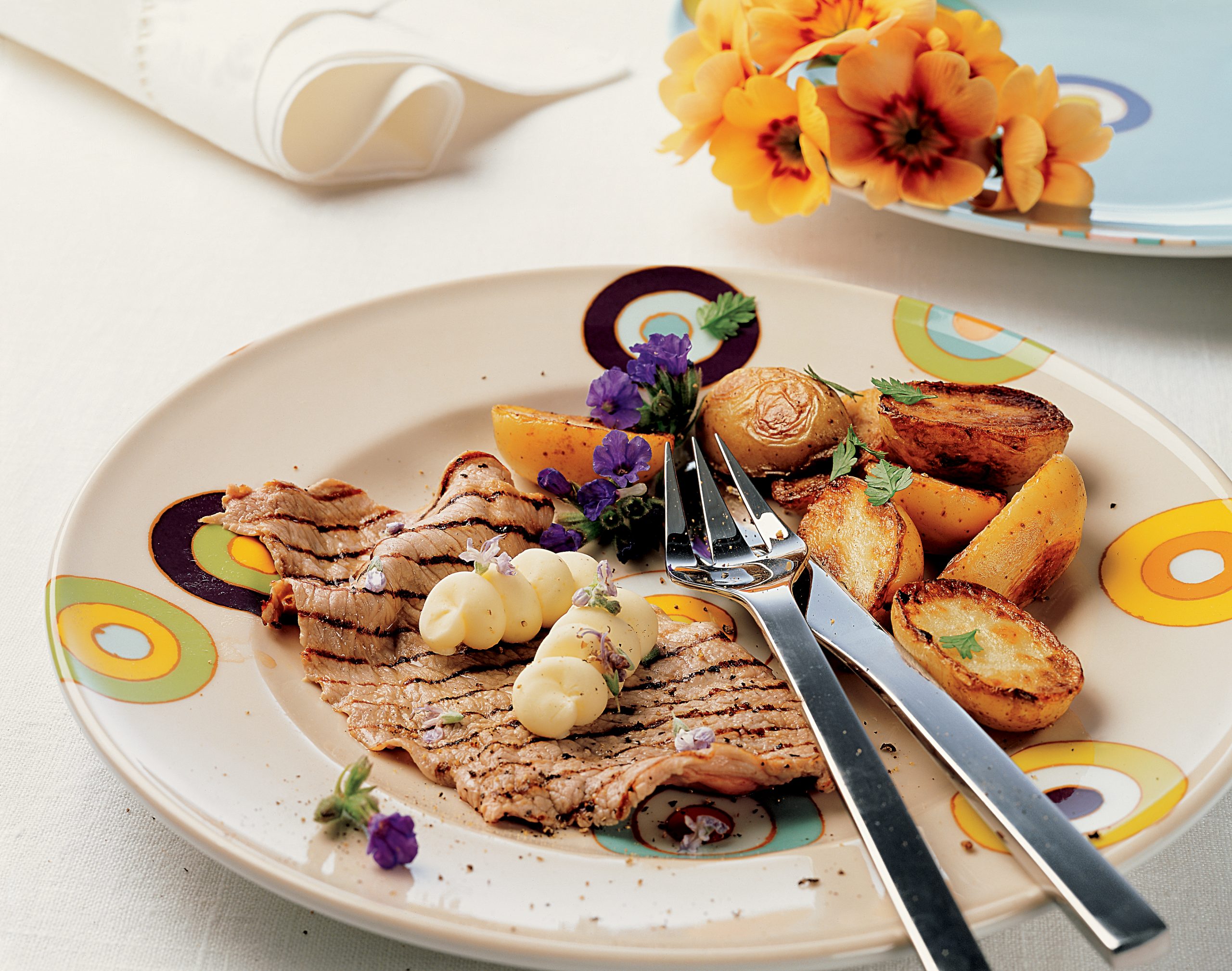 Kalbspaillard mit Holunderblüten-Butter