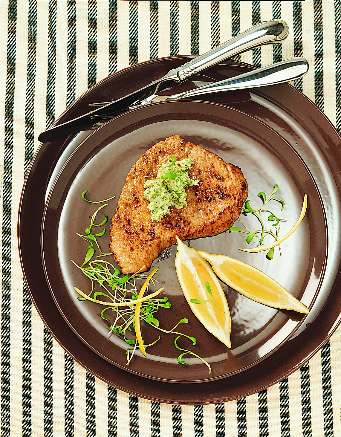 Kalbspaillard mit Kresse-Knoblauch-Butter