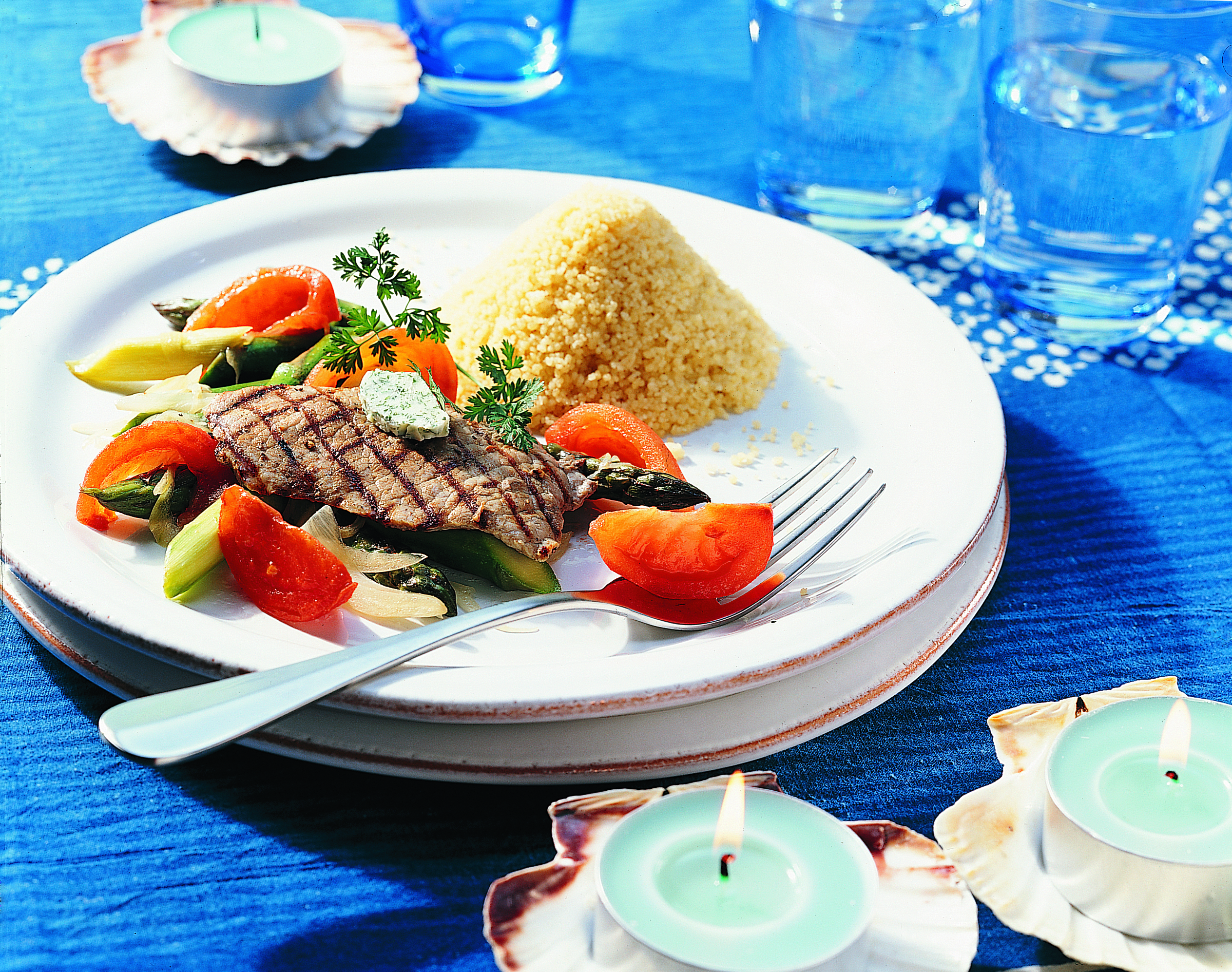 Kalbspaillards auf Tomaten-Spargel-Gemüse