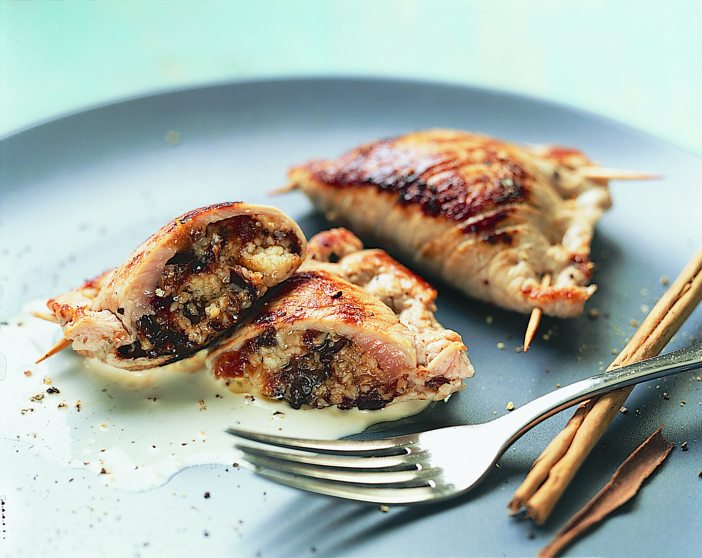 Kalbsplätzli mit Gruyère-Dörrpflaumen-Füllung an Zimtsauce