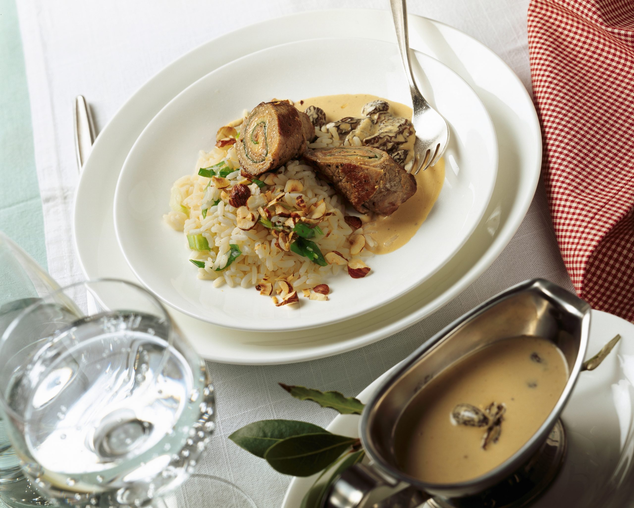 Kalbsröllchen mit Bärlauchfüllung und Morchelsauce