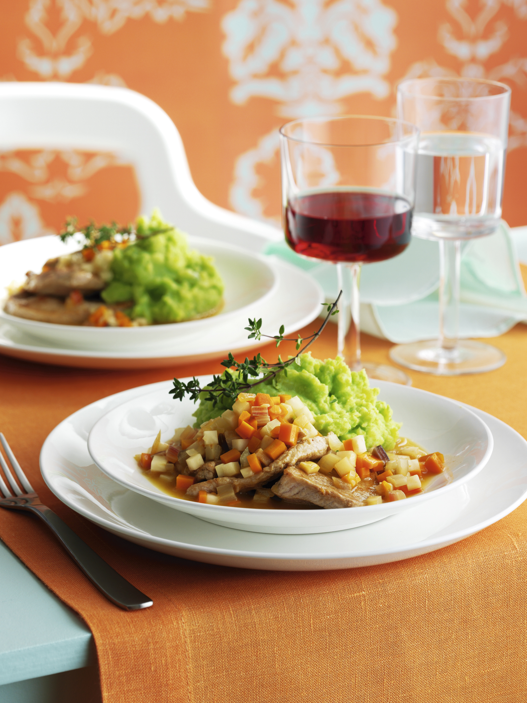Escalopes de veau sauce aux légumes et purée de petits pois