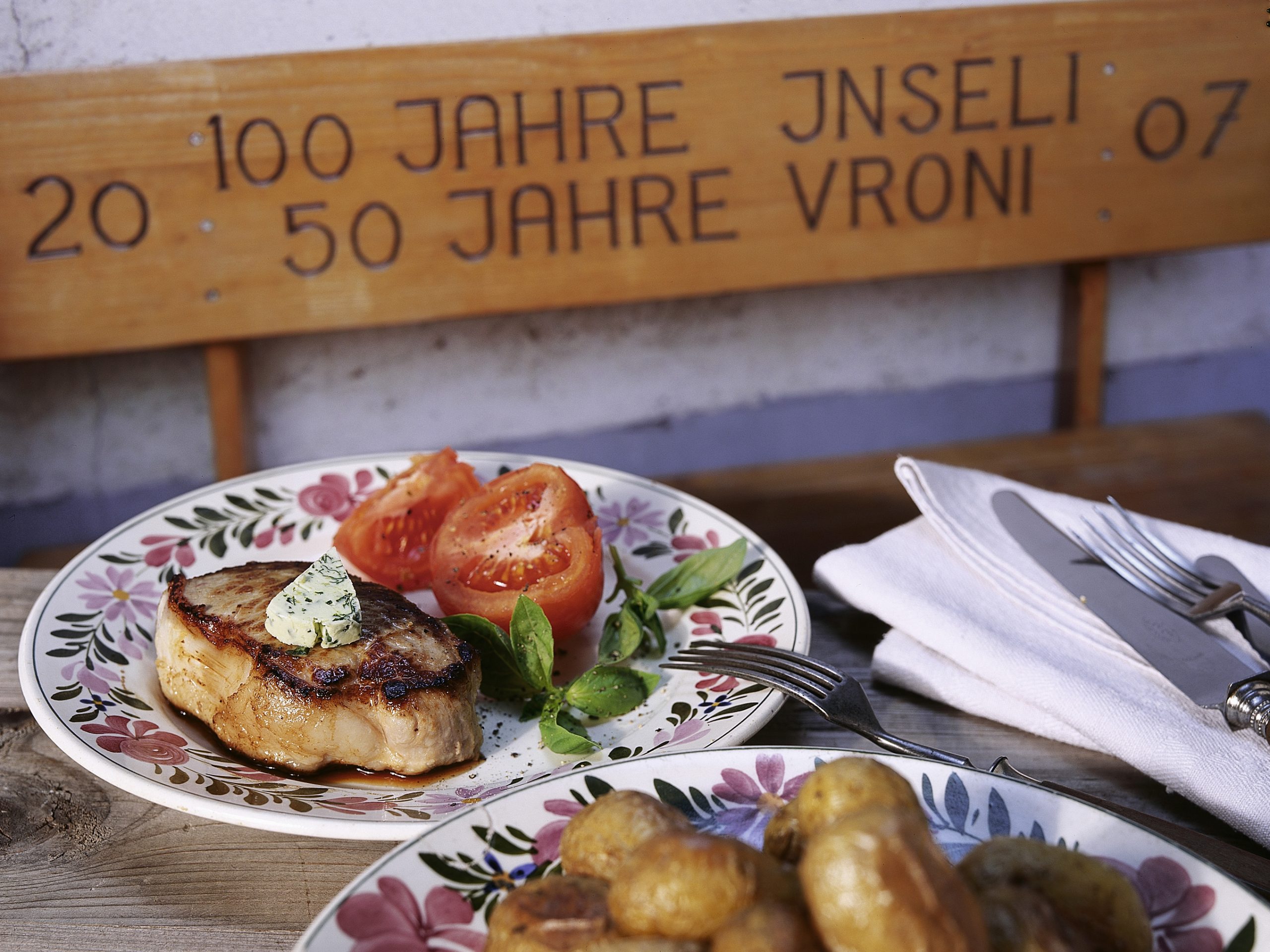 Steaks de veau au beurre de basilic et aux pommes de terre nouvelles