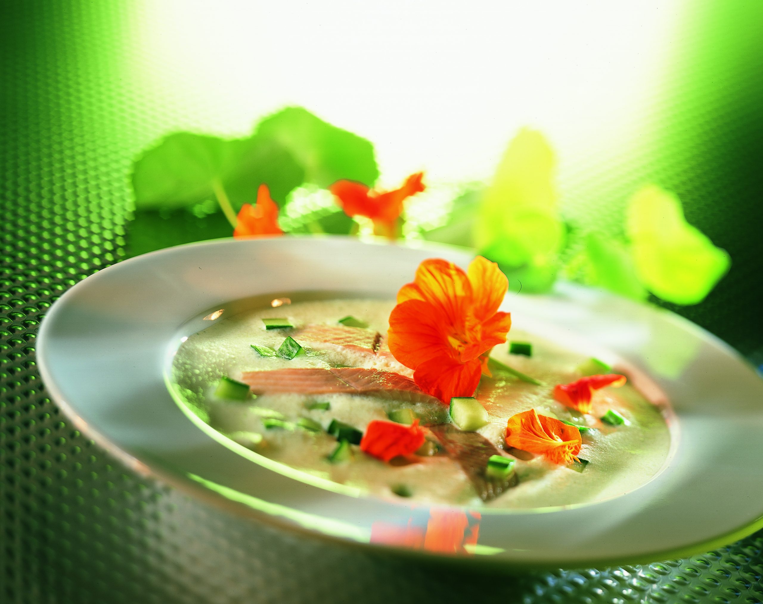 Kalte Buttermilchsuppe mit geräucherter Forelle