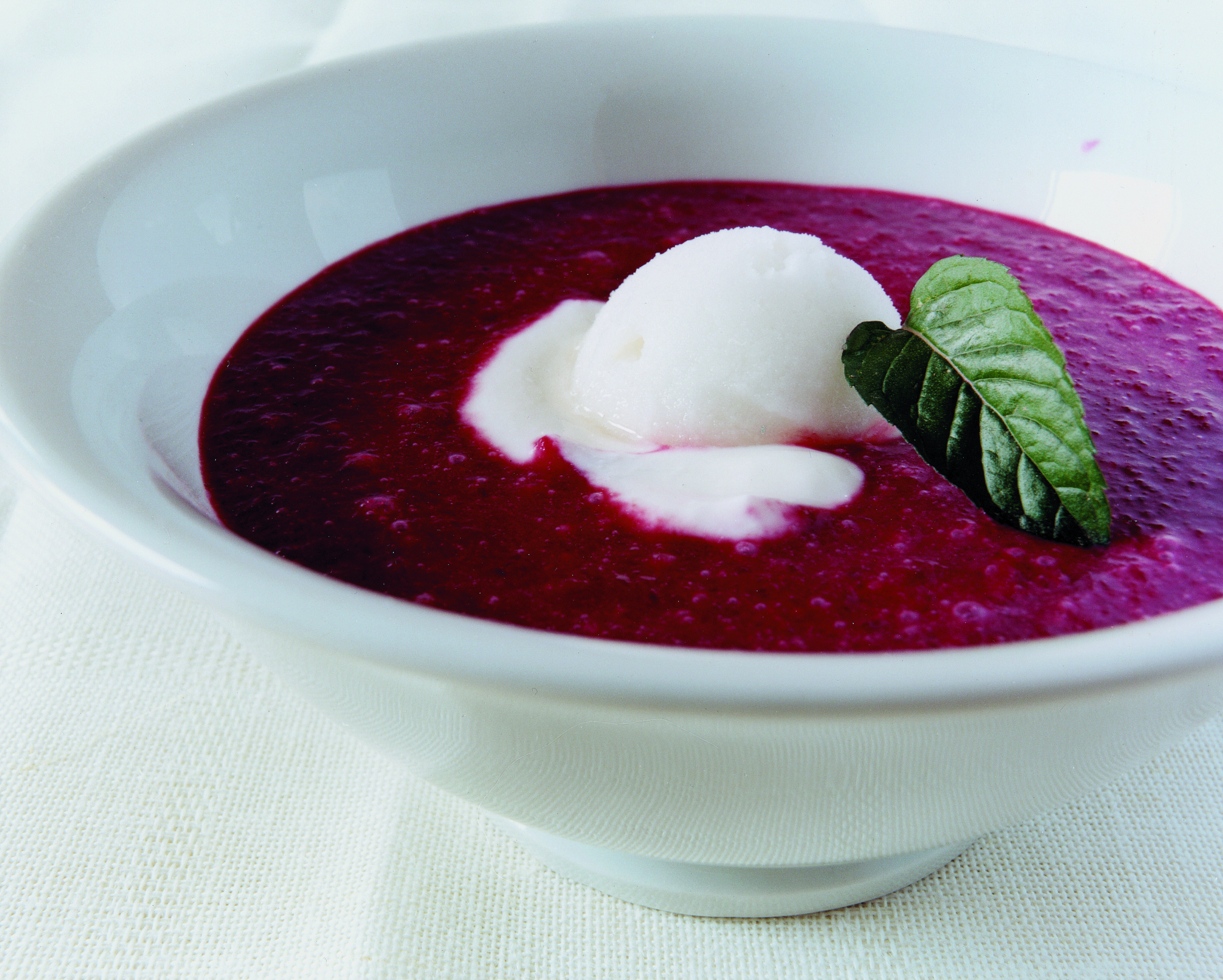 Kalte Kirschensuppe mit Zitronensorbet