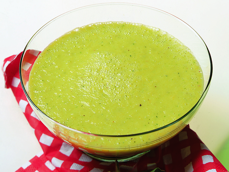 Soupe froide aux poivrons et au yogourt