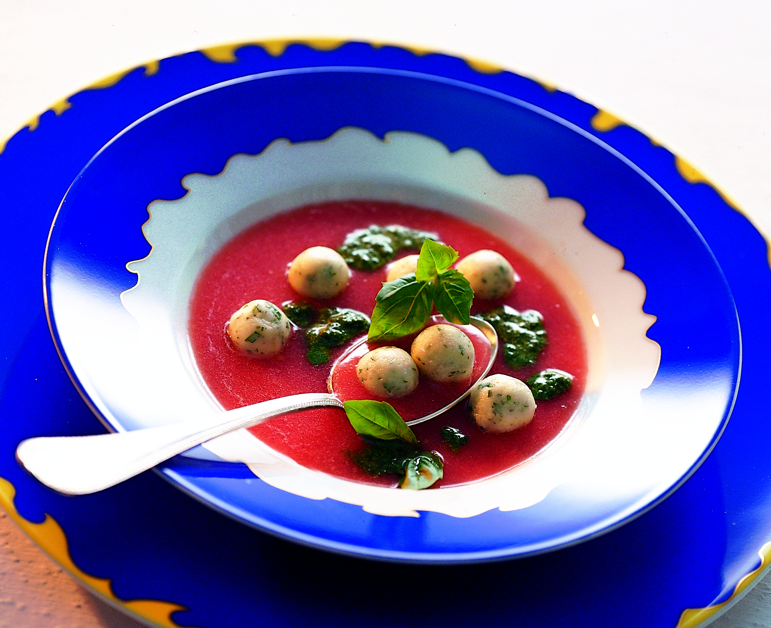Kalte Tomatensuppe mit Schafkäse-Kugeln