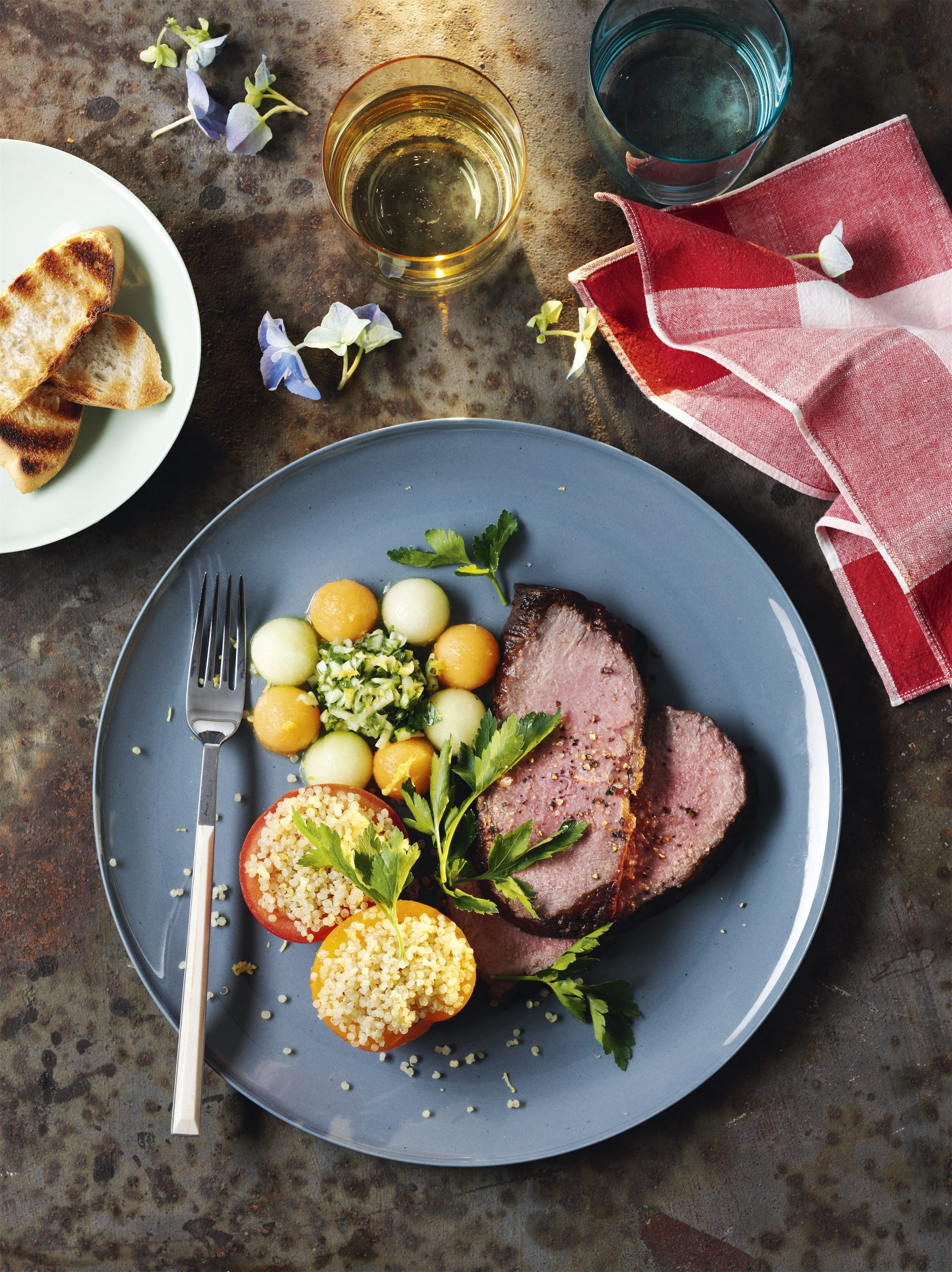 Kaltes Roastbeef mit Melonen-Minze-Salsa