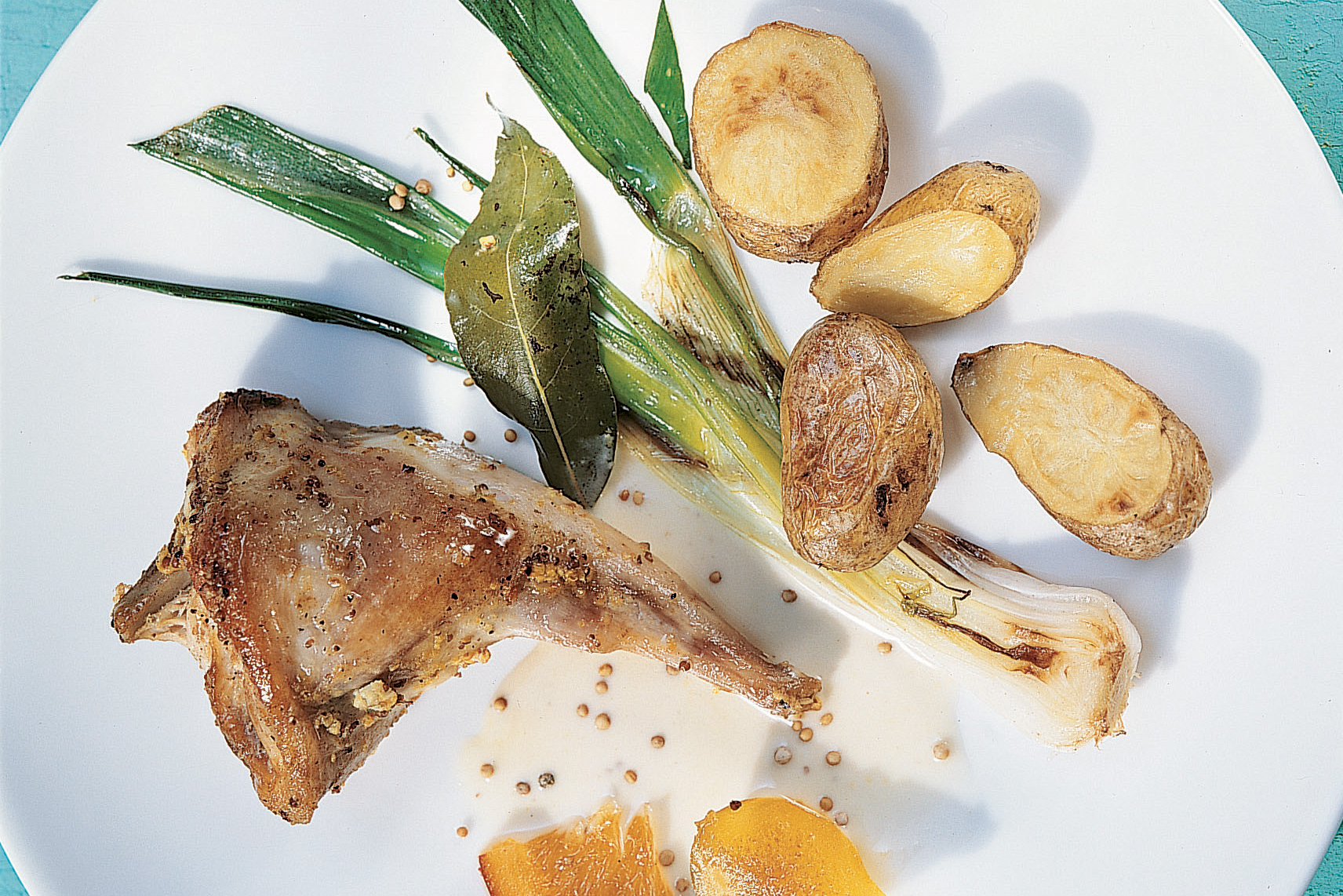 Ragoût de lapin à la moutarde et à la crème et pommes de terre