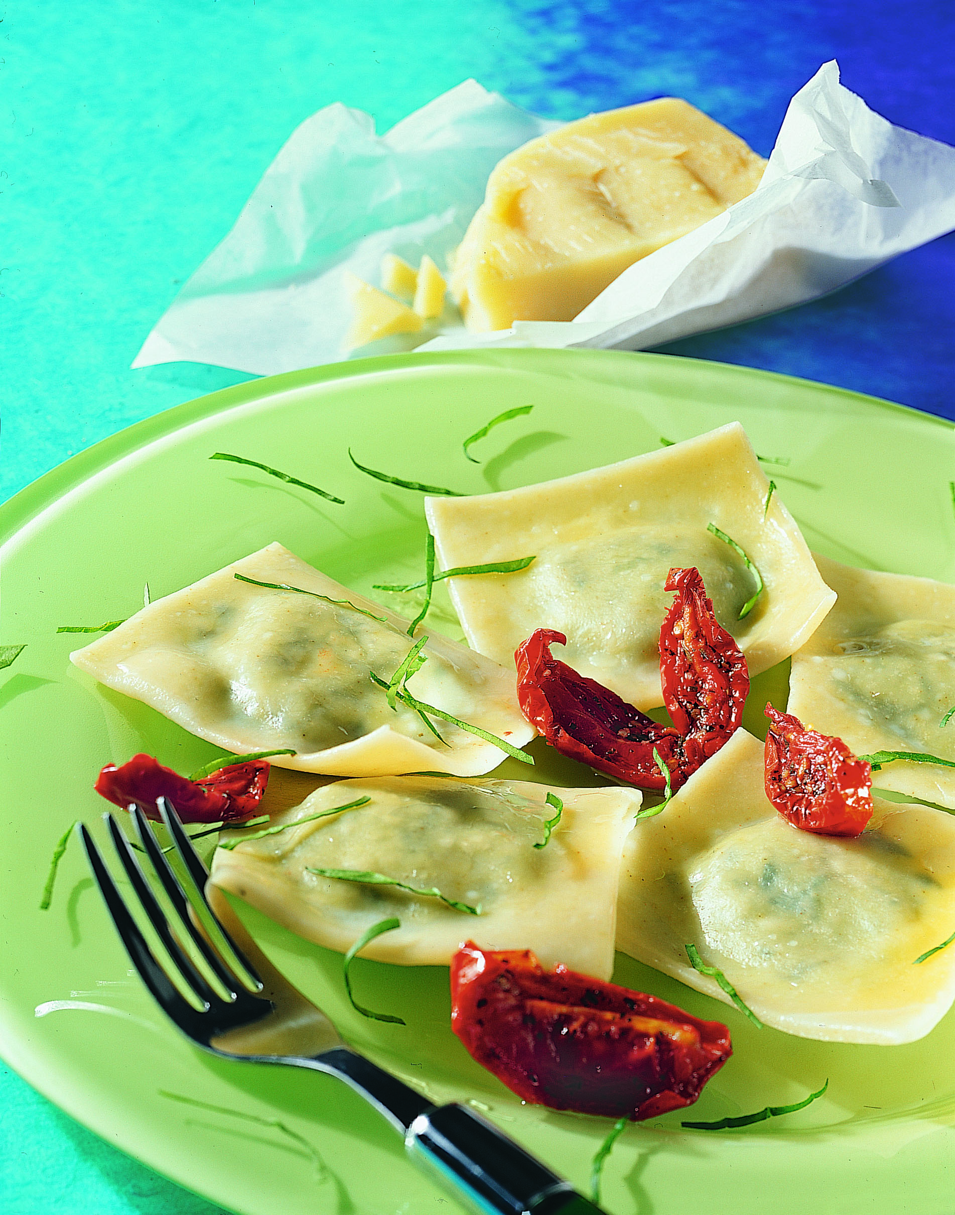 Ravioli aux pommes de terre et à l'ail des ours avec tomates séchées et sbrinz