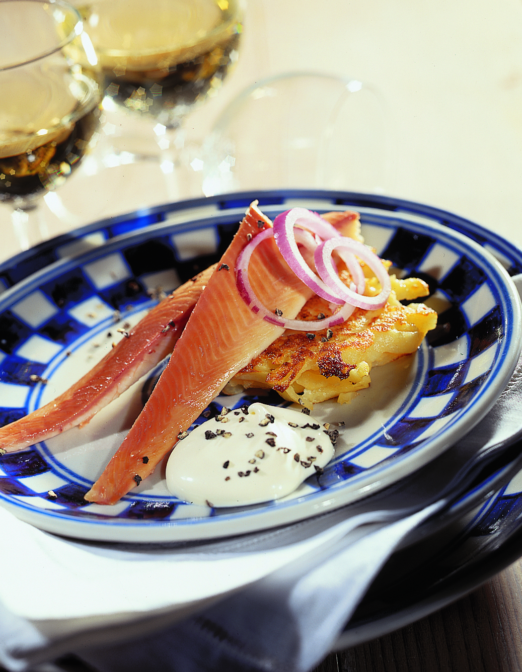 Kartoffel-Blinis mit geräuchertem Fisch